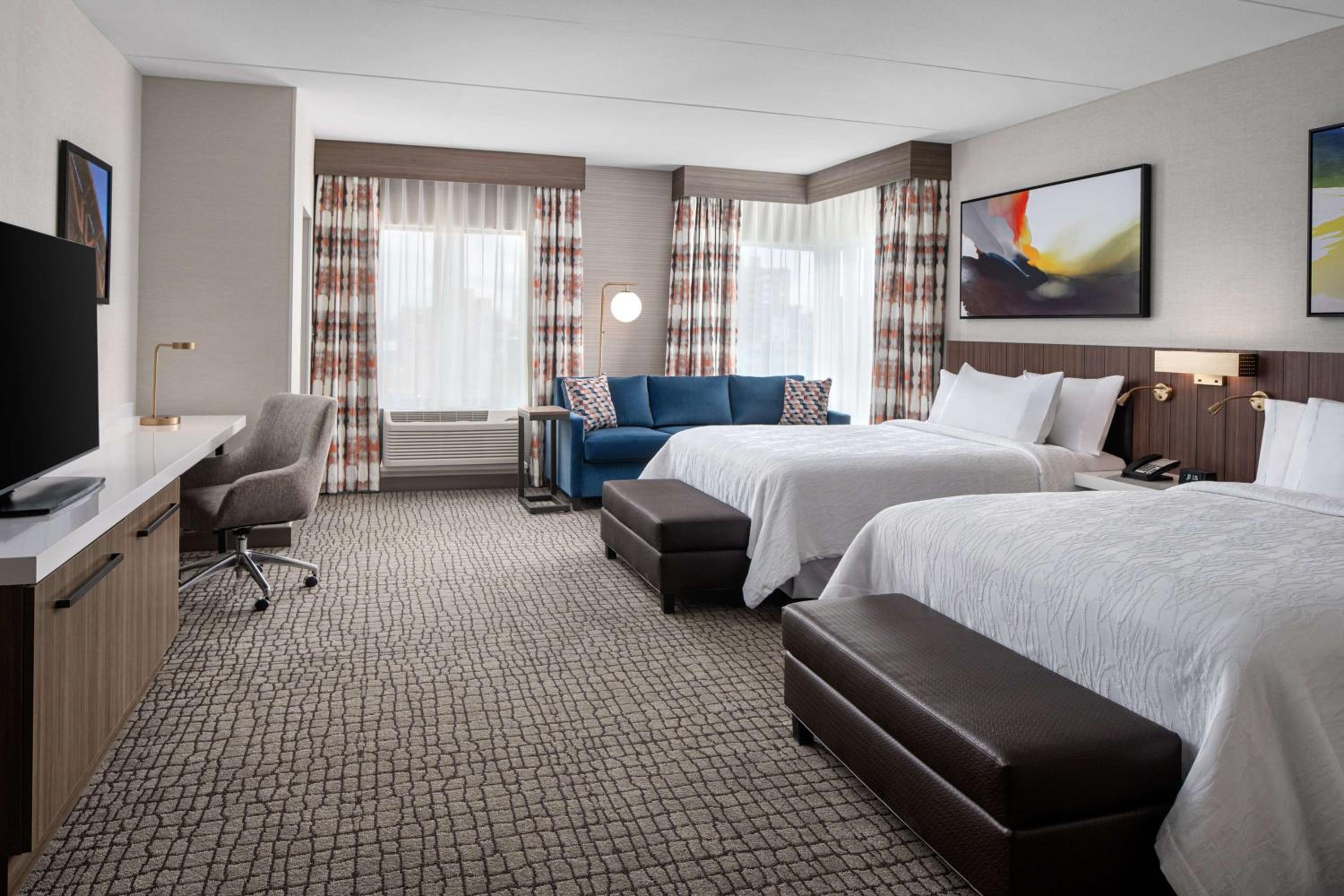 Queen Room with Two Queen Beds and Riverview - Photo 1