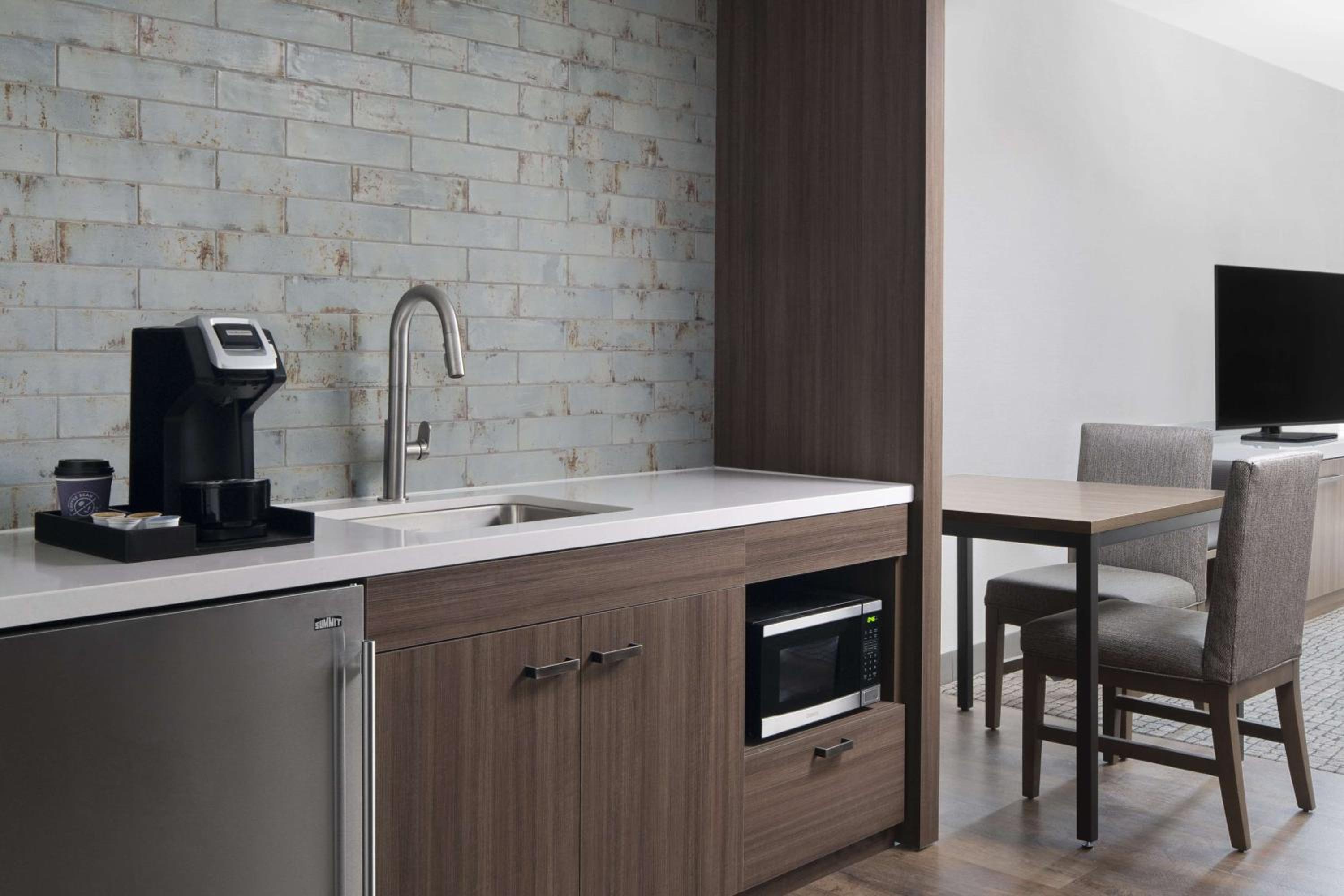 King Room with Kitchenette - Photo 3