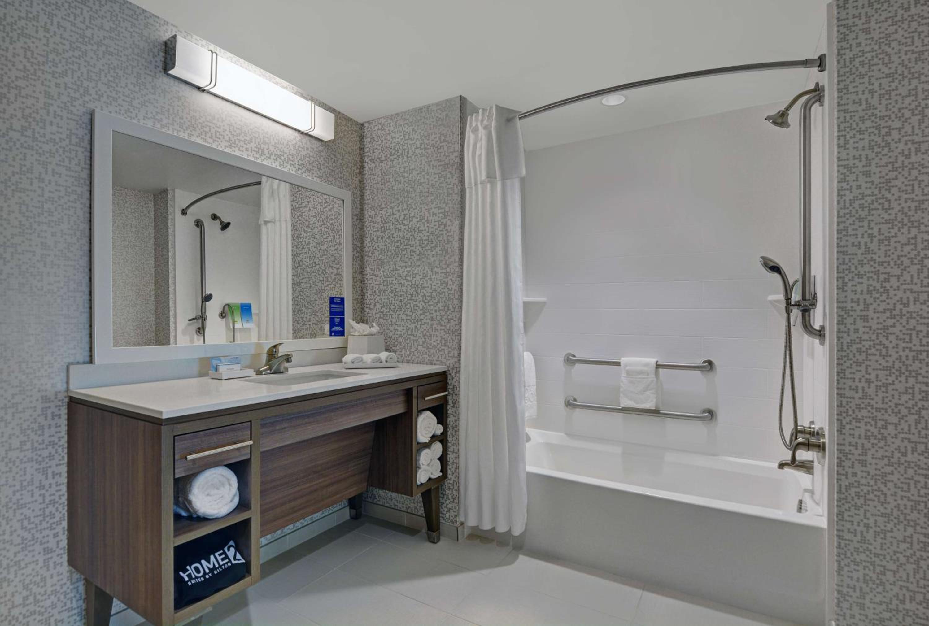 Queen Studio with Two Queen Beds - Disability Access/Non-Smoking - Photo 3