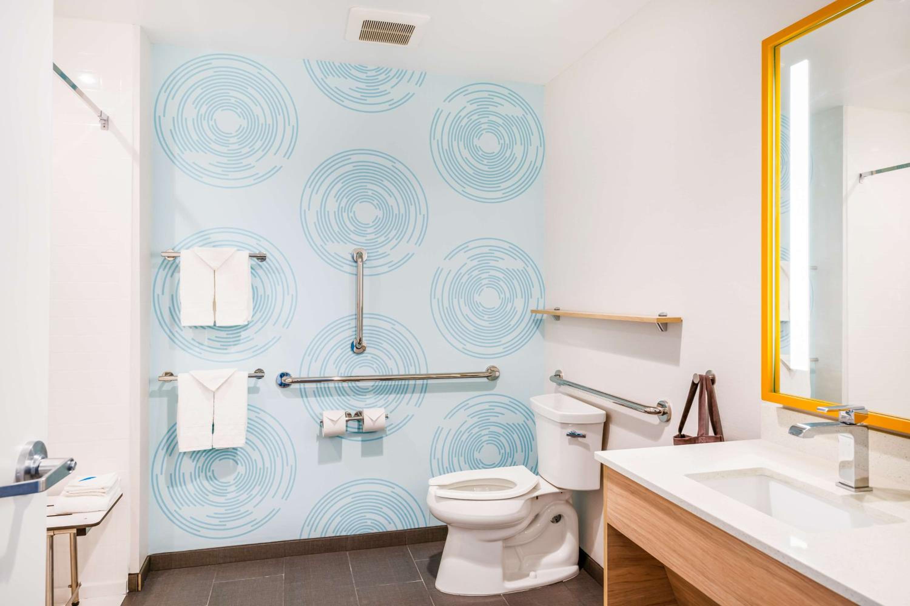 Queen Room with Two Queen Beds and Roll-In Shower - Mobility Access - Photo 3