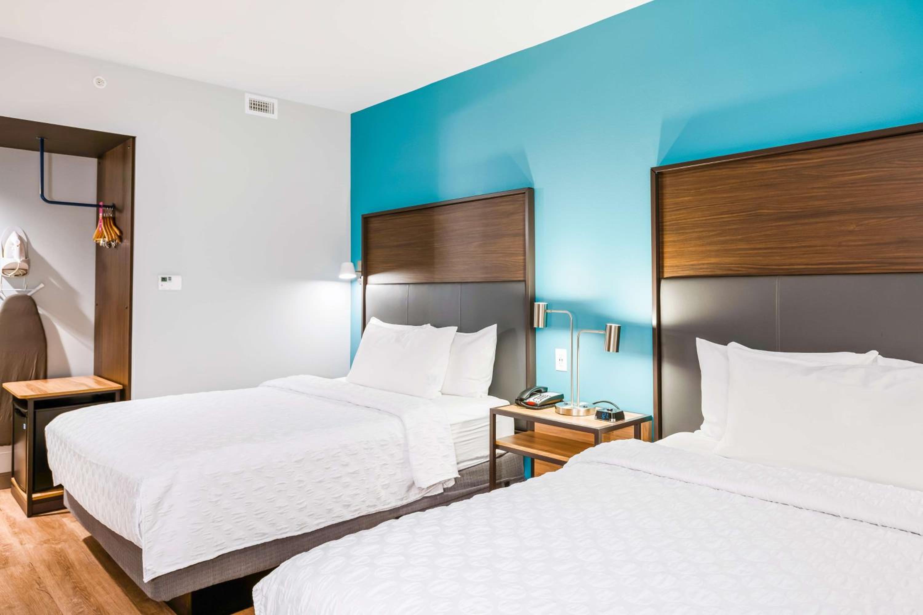 Queen Room with Two Queen Beds - Photo 3