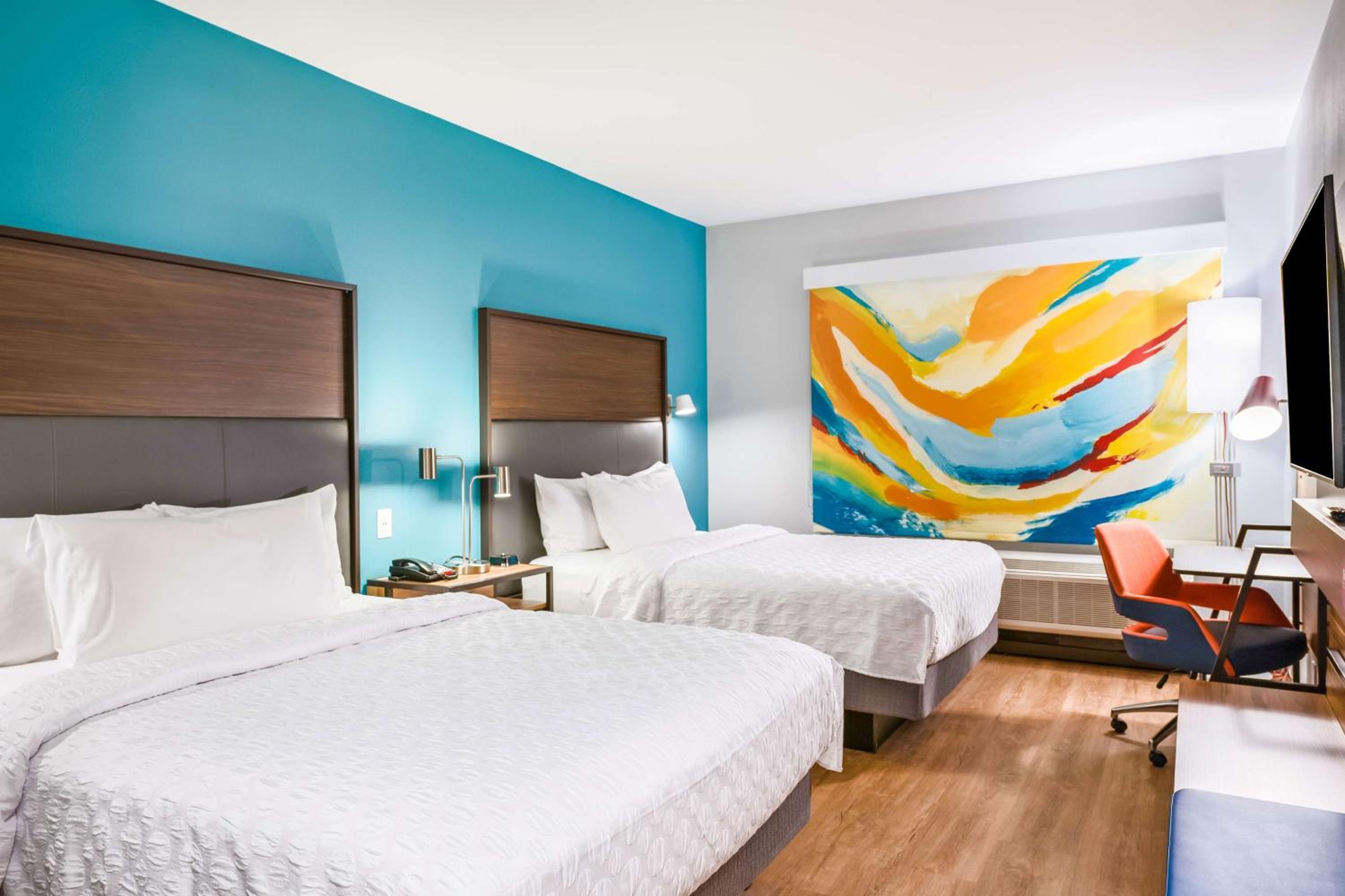 Queen Room with Two Queen Beds - Photo 4