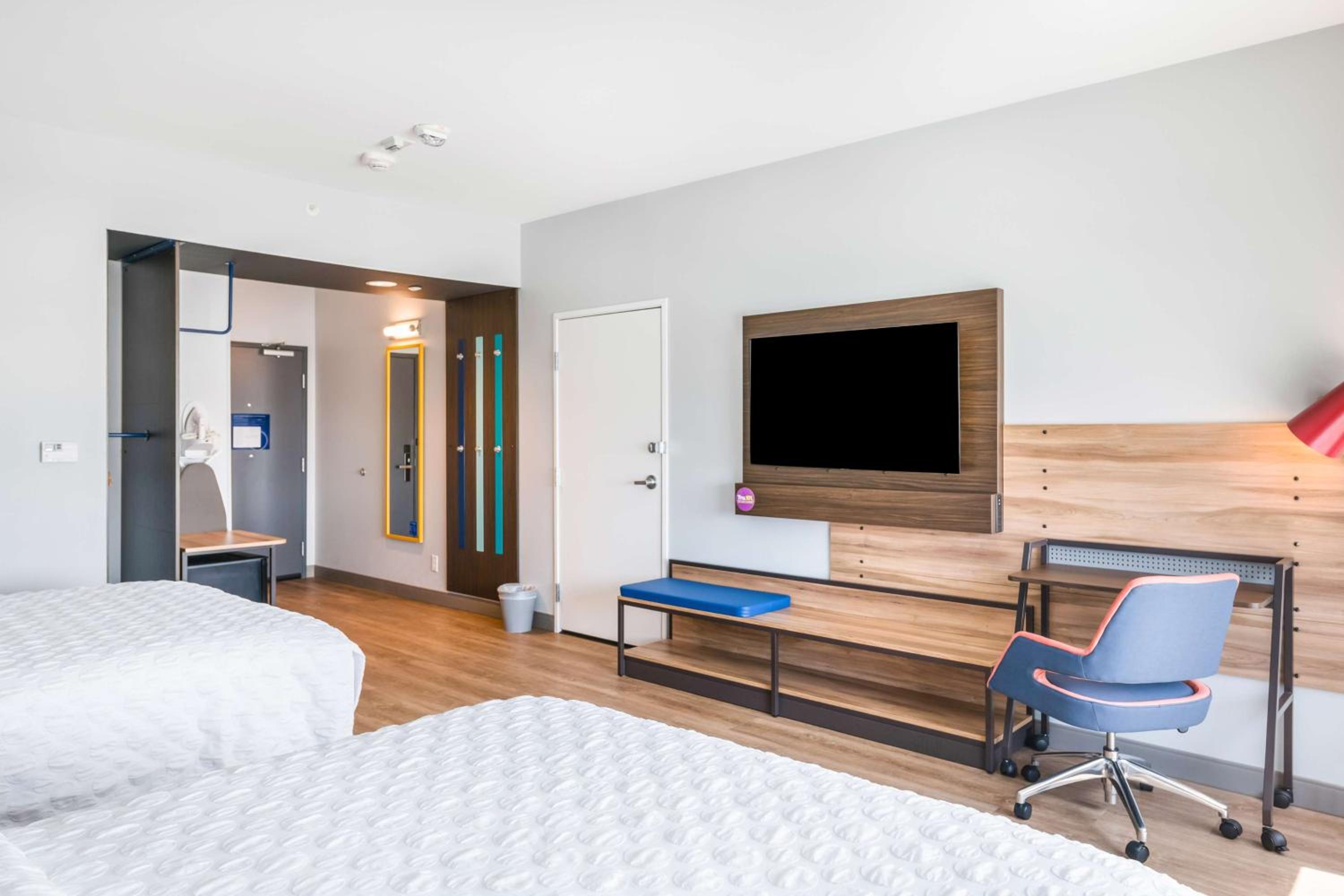 Queen Room with Two Queen Beds and Roll-In Shower - Mobility Access - Photo 2