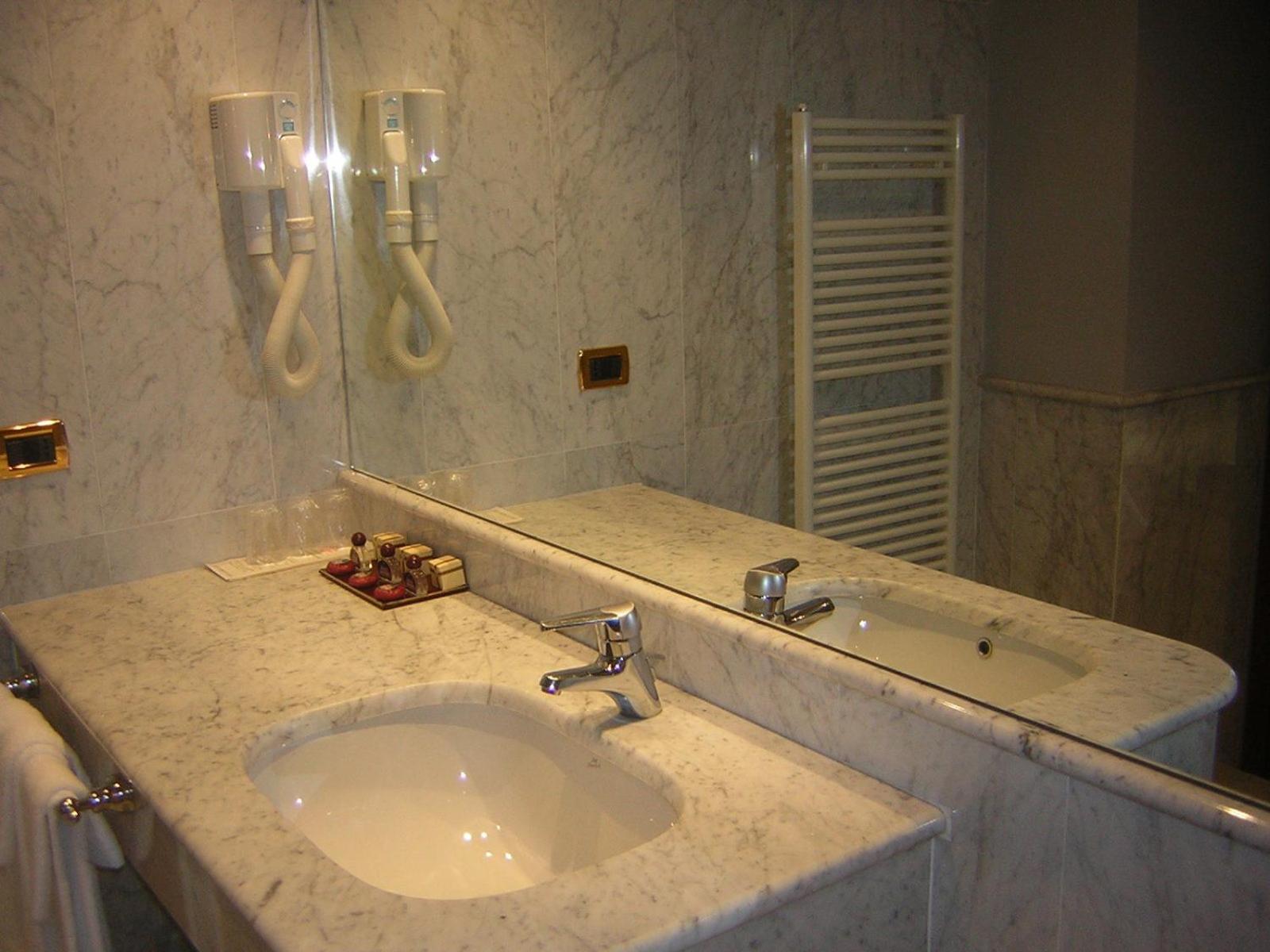Double or Twin Room photo 3