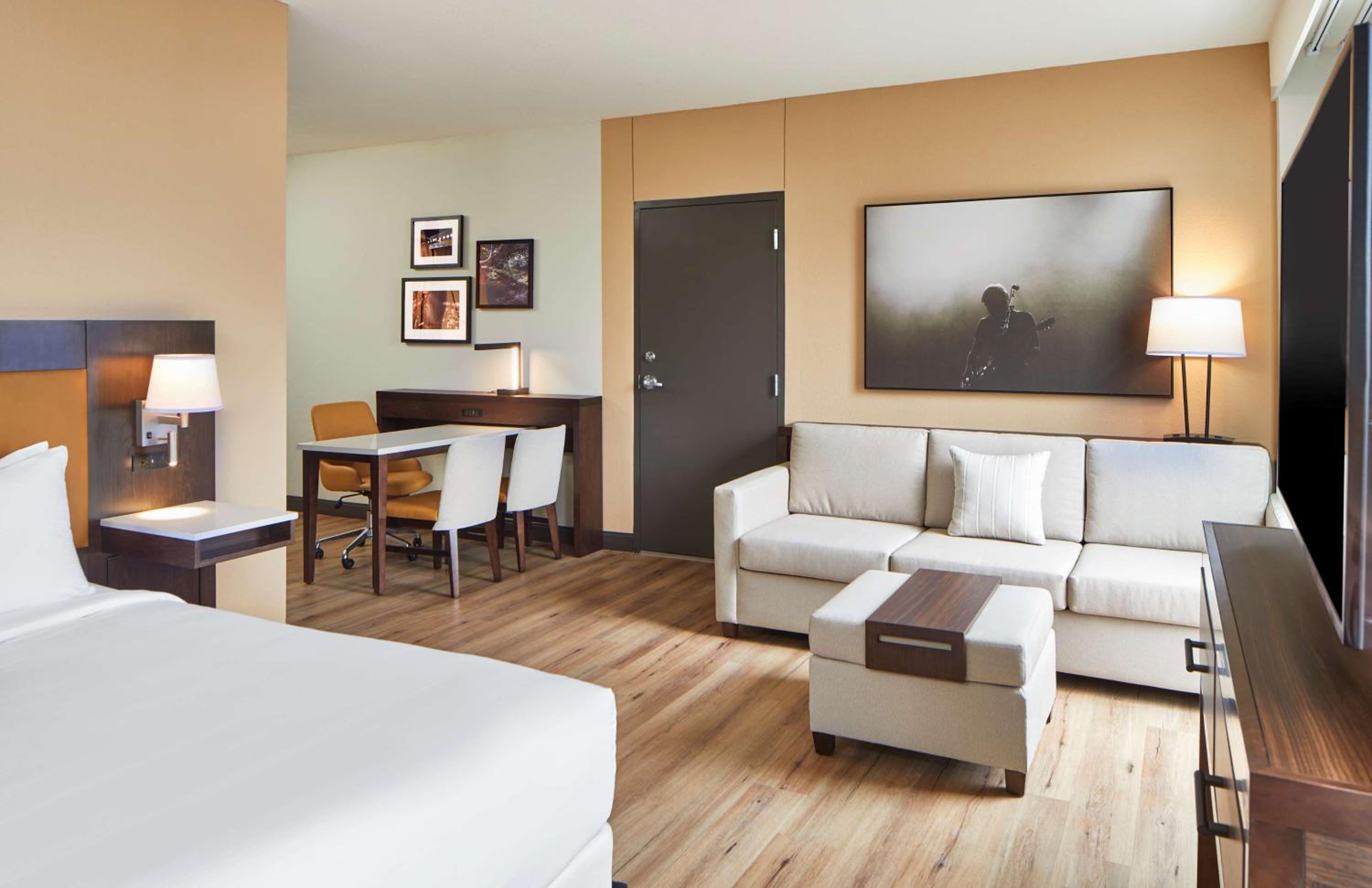 King Studio with Roll-In Shower - Mobility Accessible - Photo 1