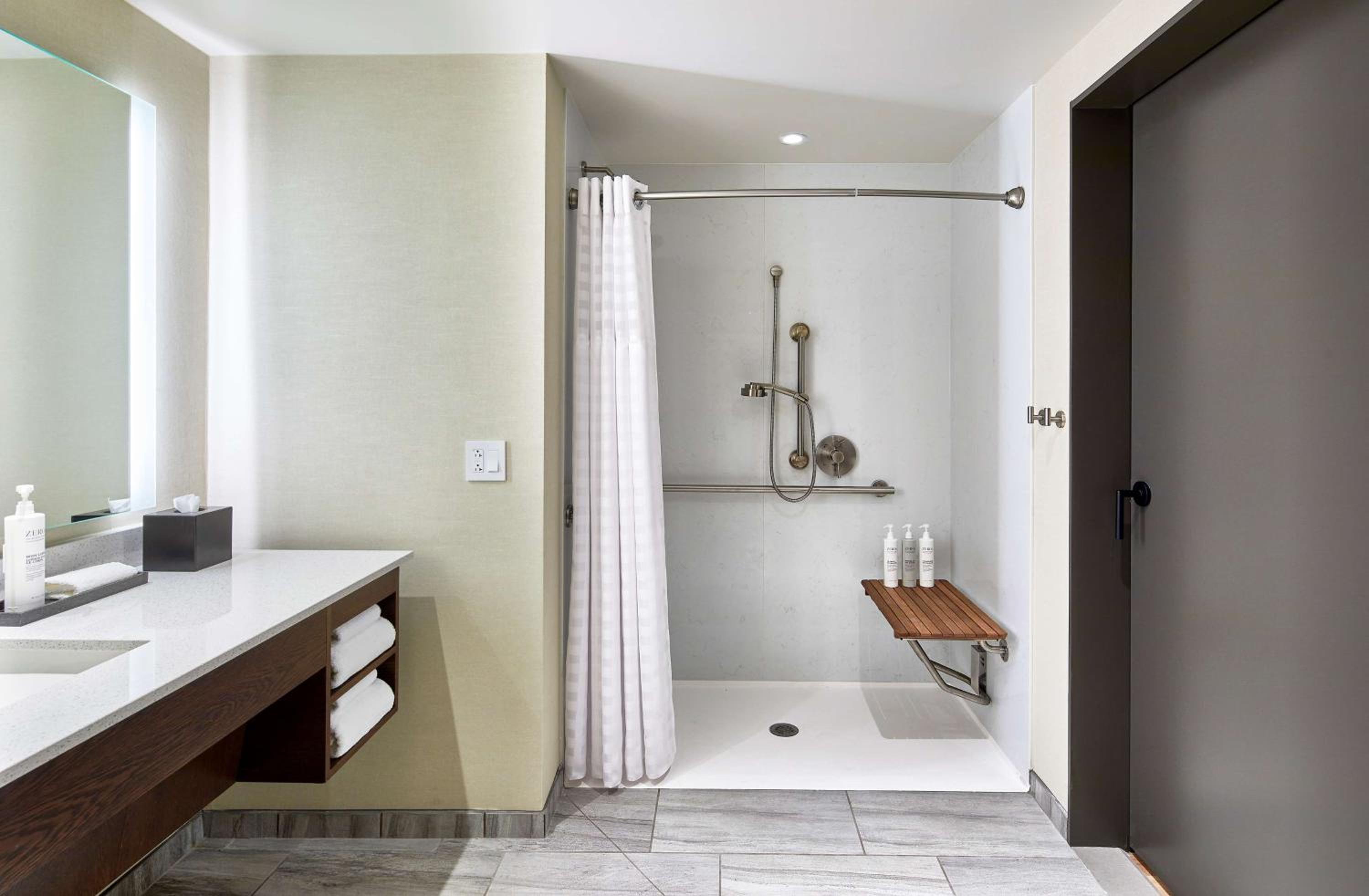 King Studio with Roll-In Shower - Mobility Accessible - Photo 2