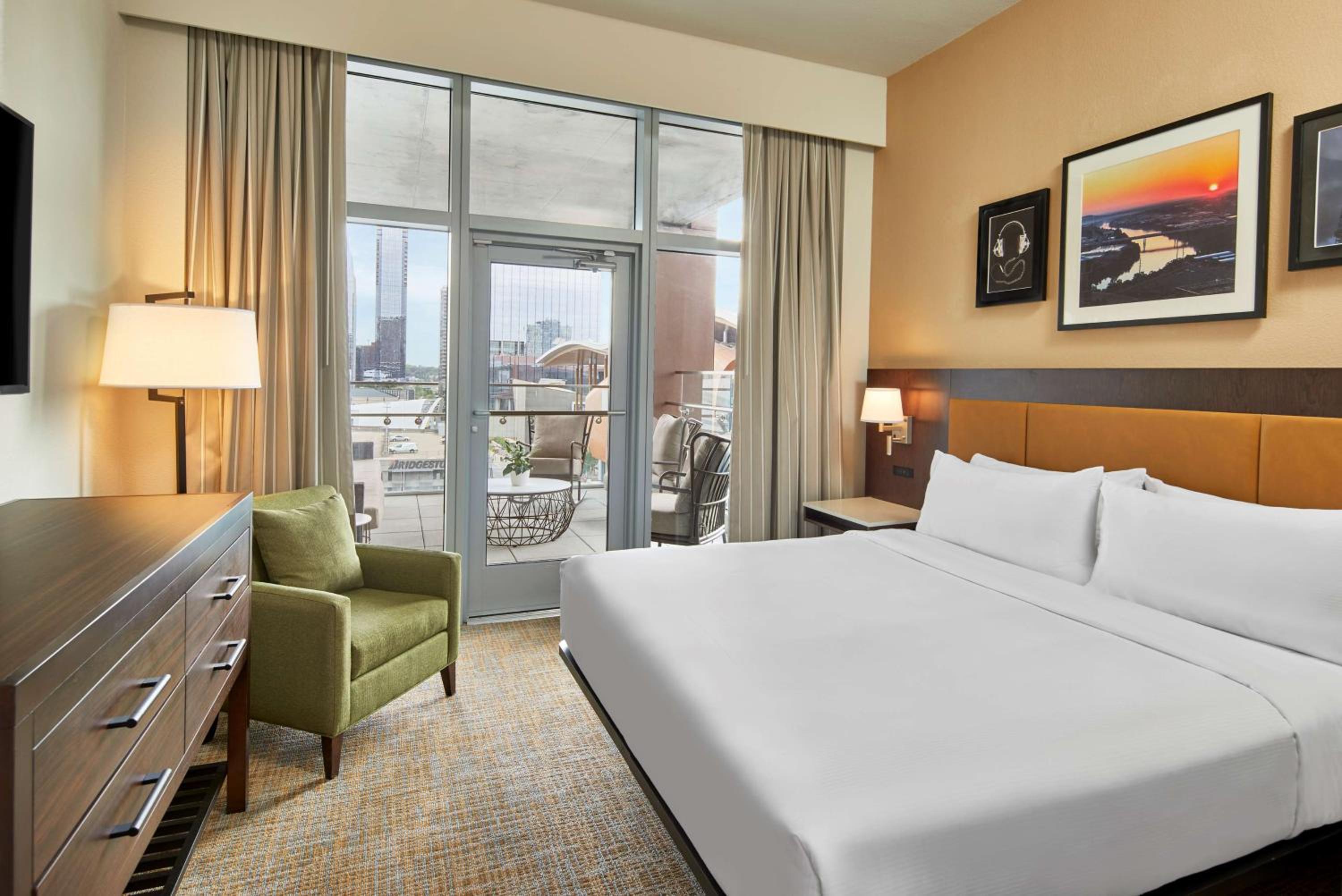 Two-Room King Suite with Balcony - Photo 10