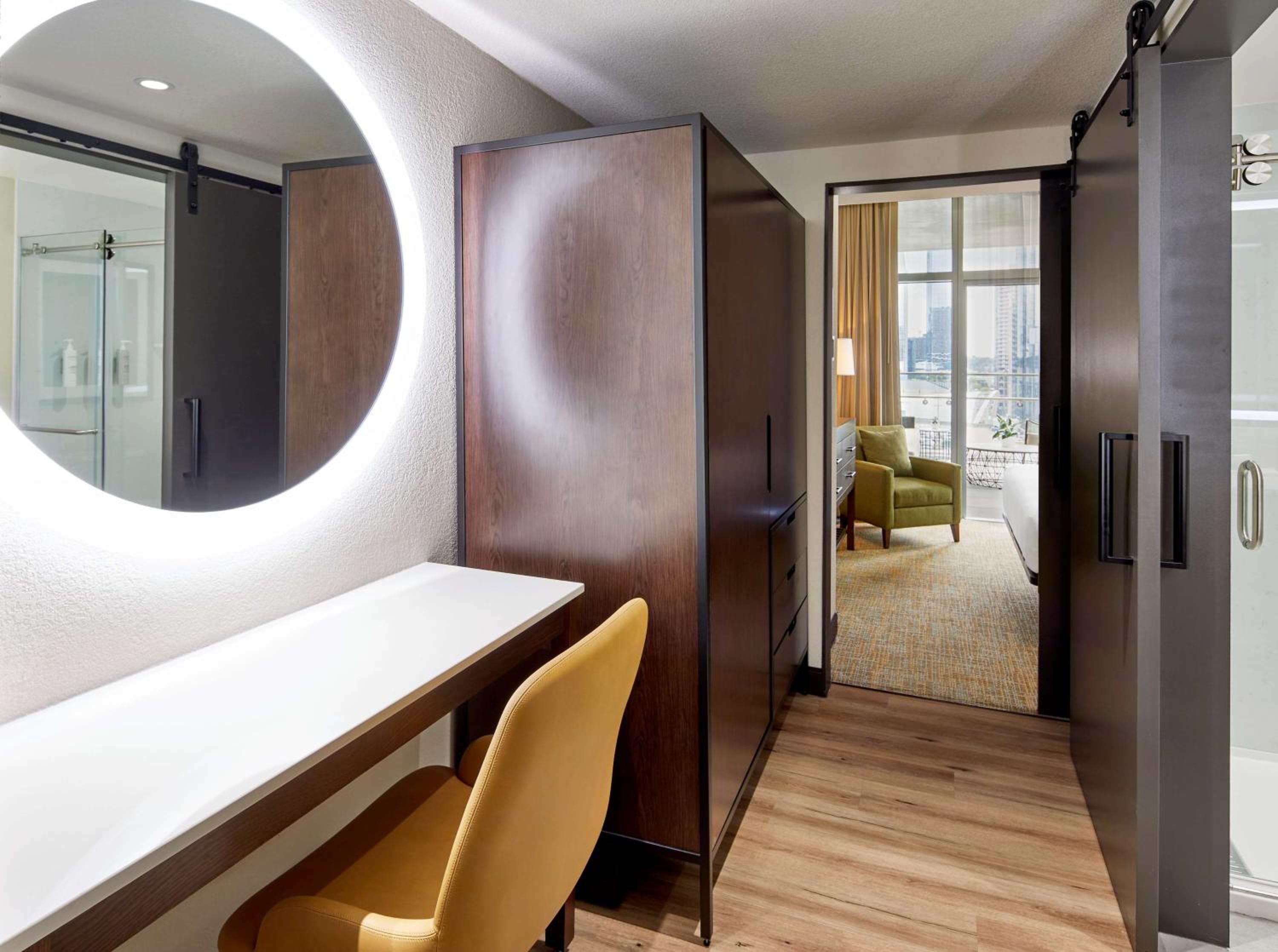 Two-Room King Suite with Balcony - Photo 2