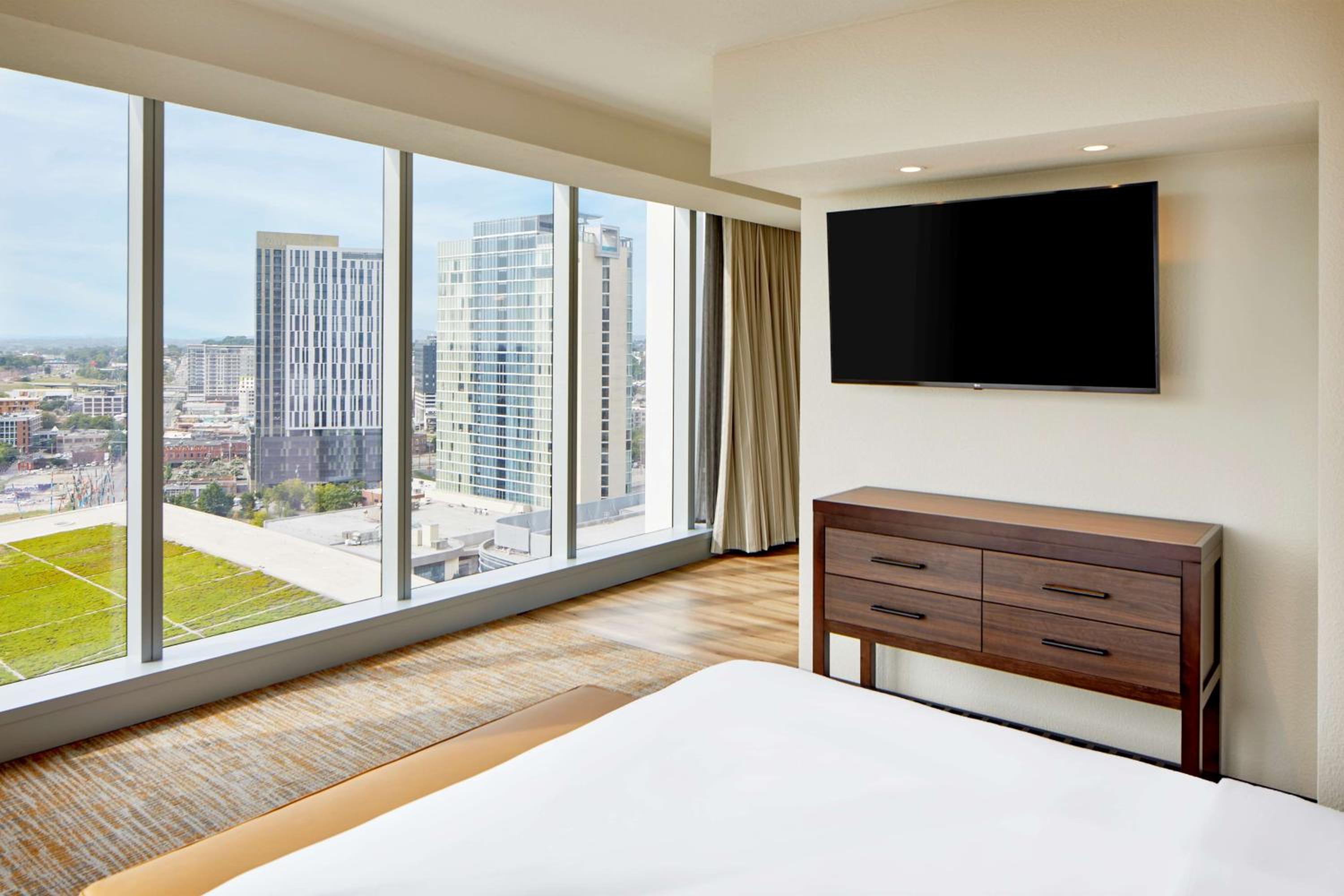 Corner King Suite - Photo 2