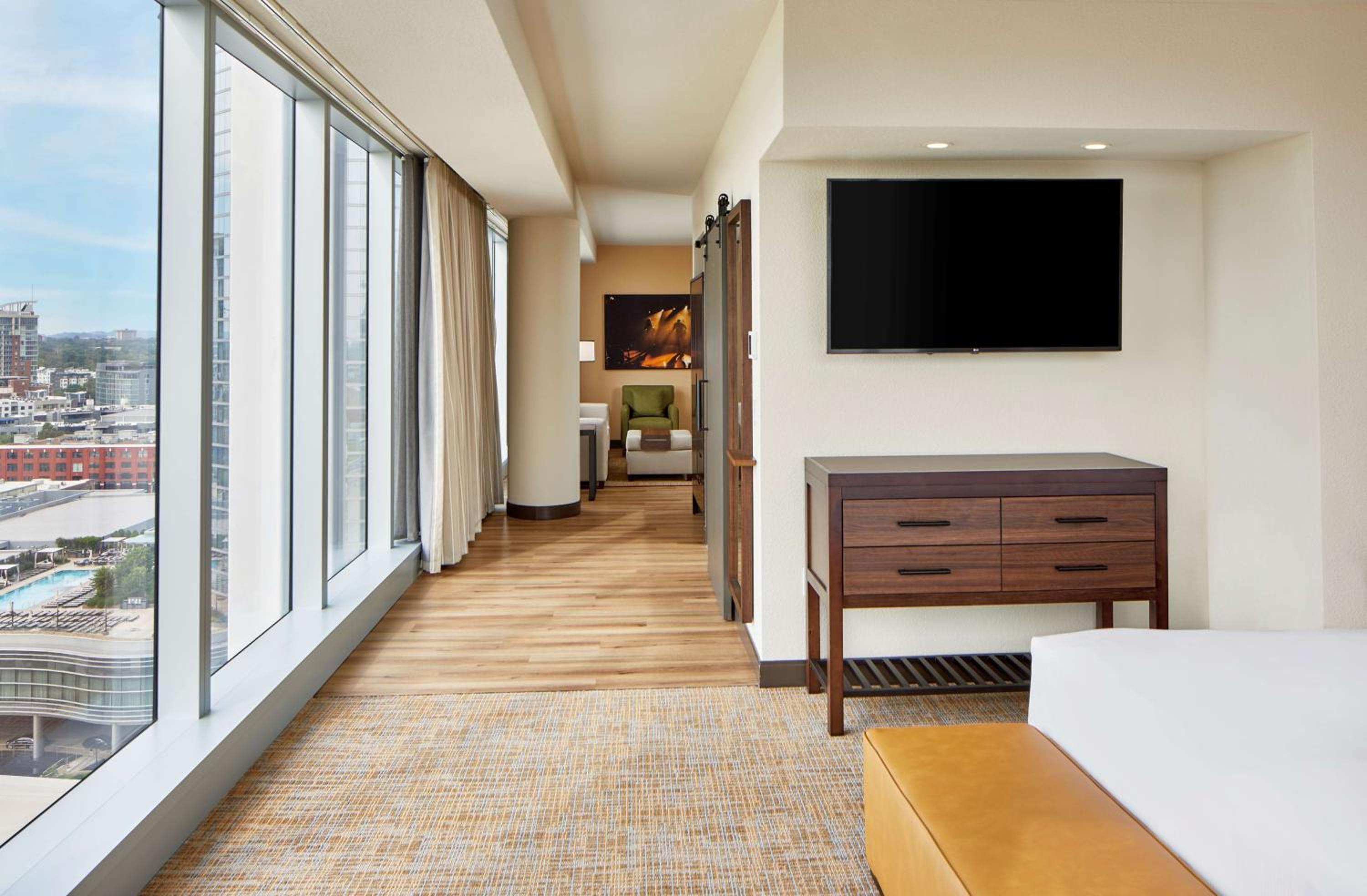 Corner King Suite - Photo 3