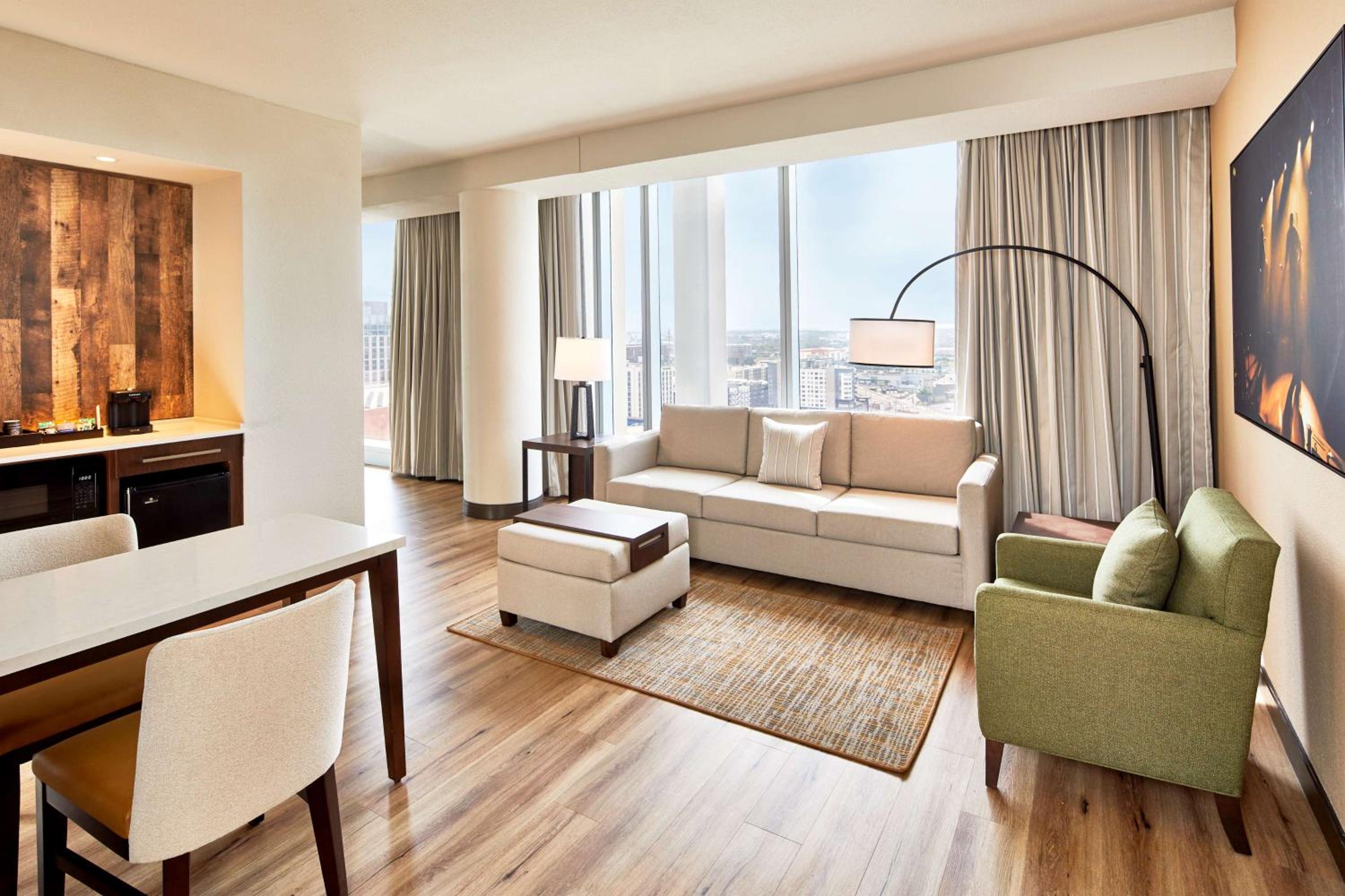 Corner King Suite - Photo 4