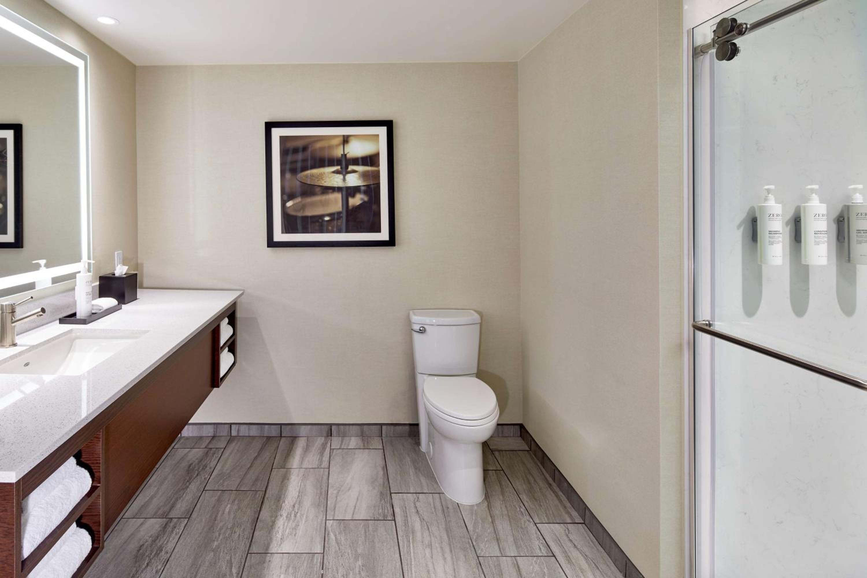 Corner King Suite - Photo 8