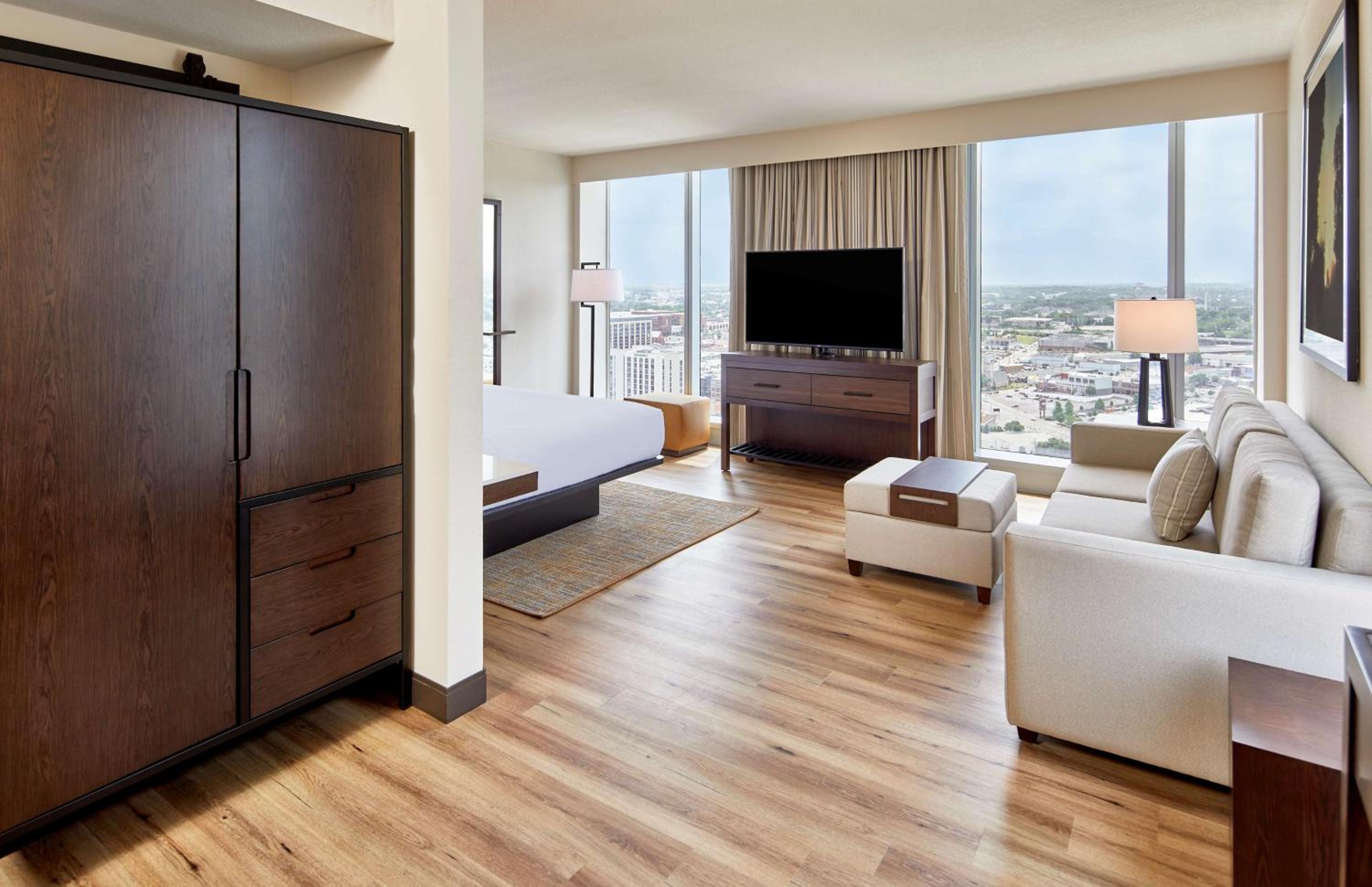 King Studio with City View - Photo 1