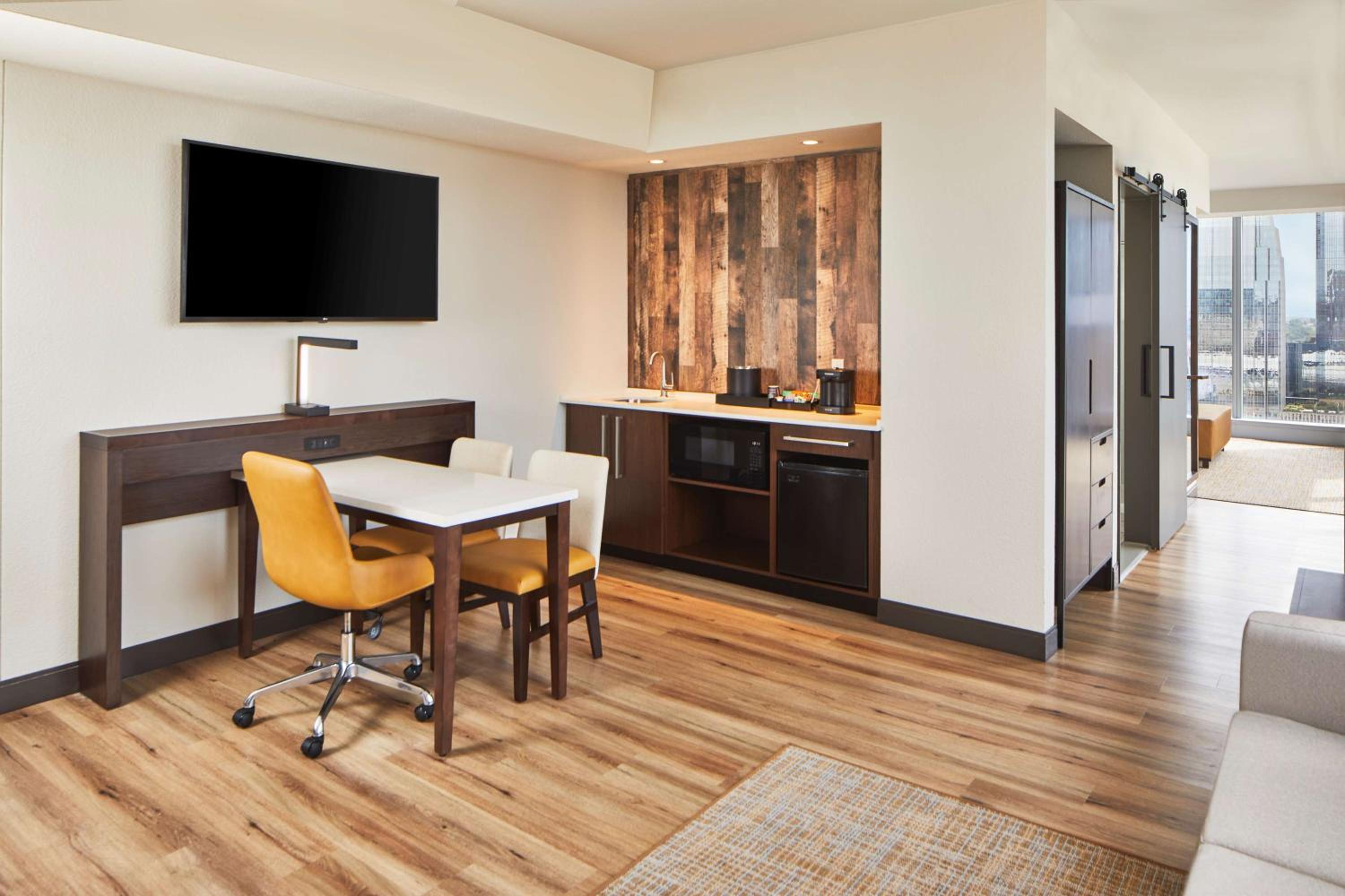 Corner King Suite - Photo 6