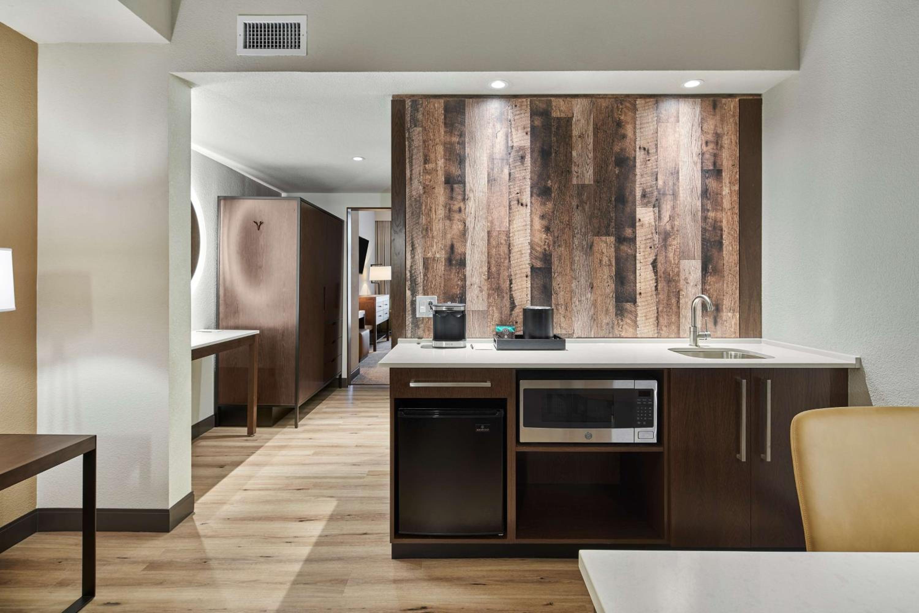 Corner King Suite - Photo 7