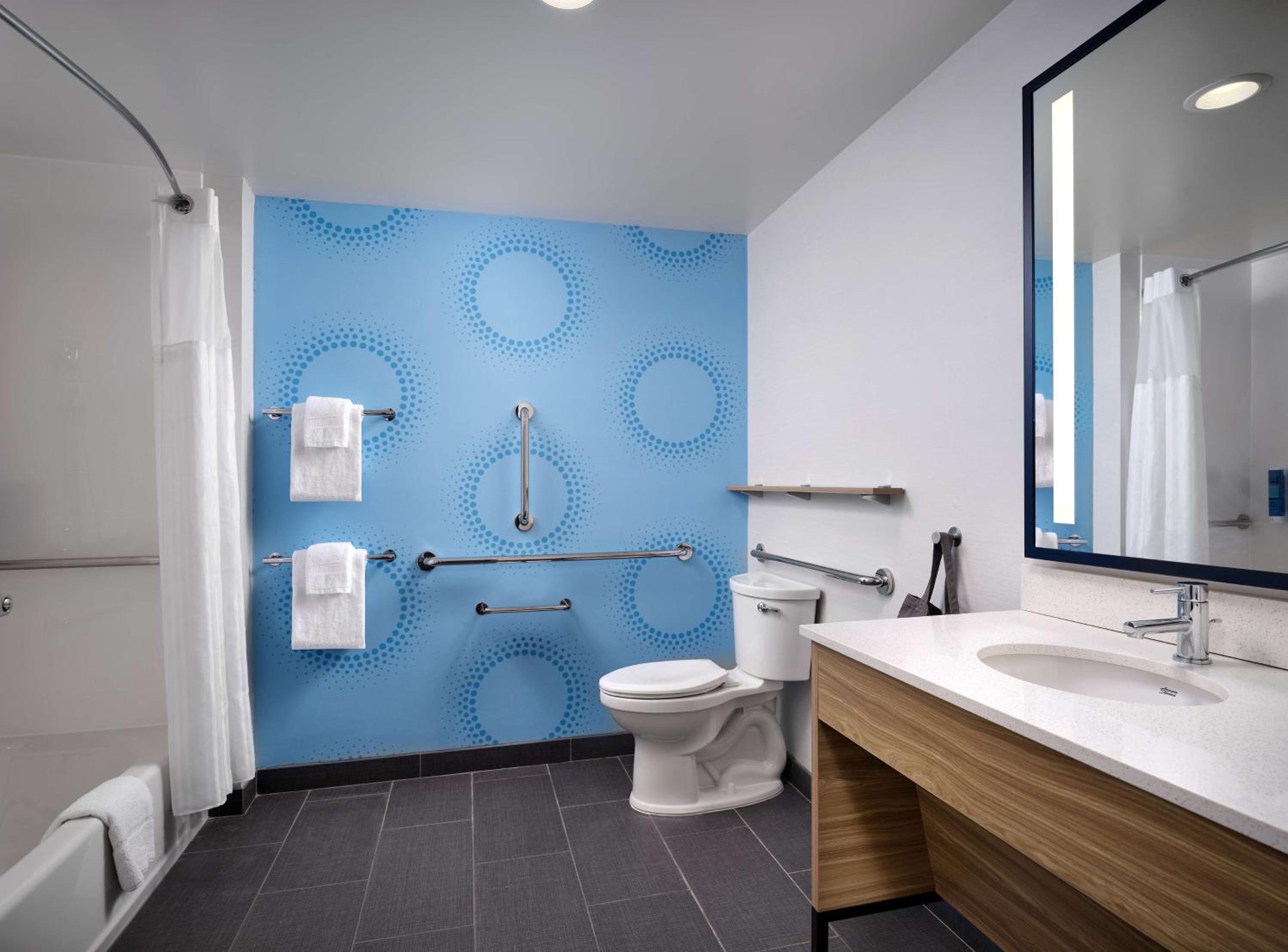 King Room with Bath Tub - Mobility Access - Photo 5