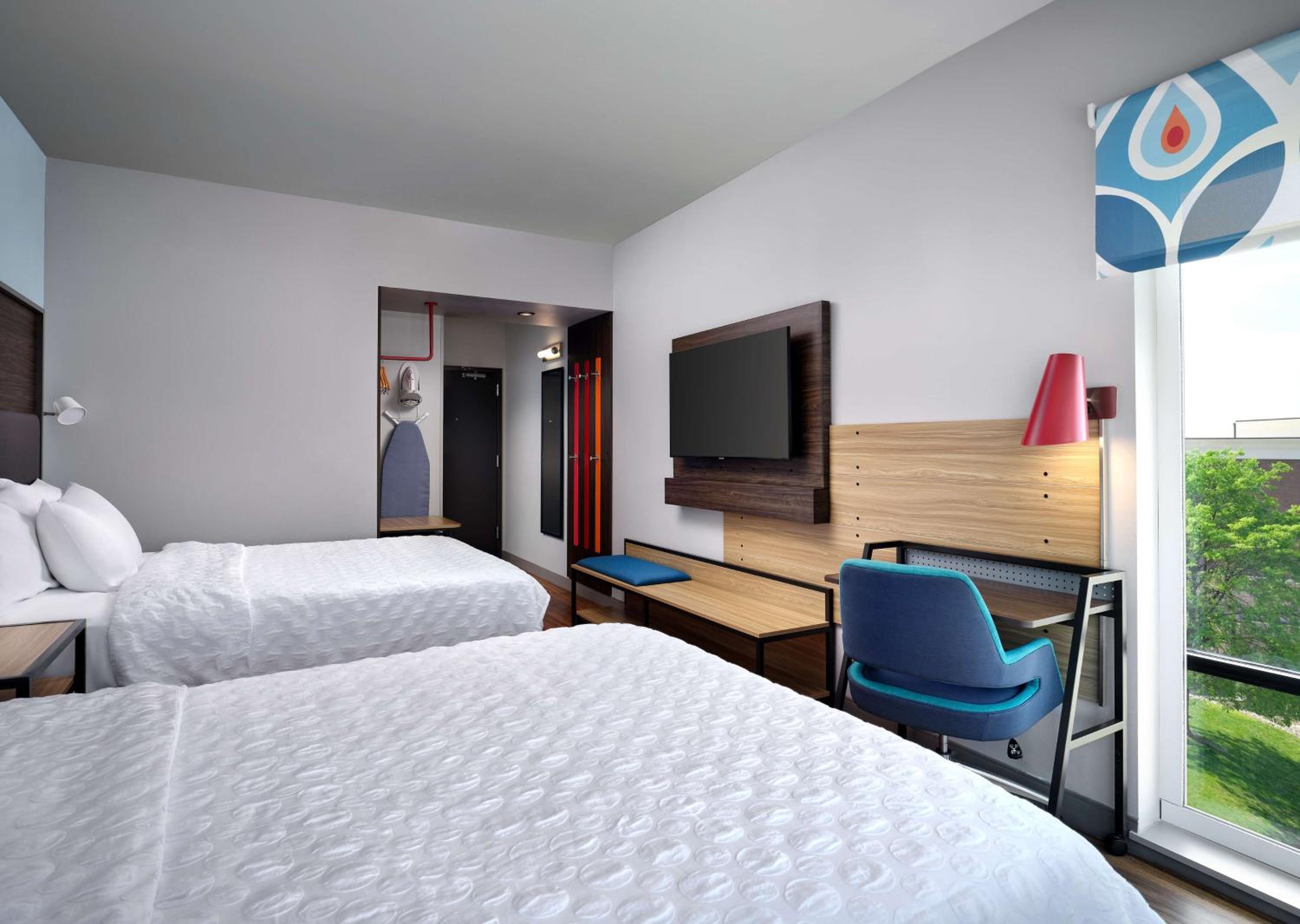 Queen Room with Two Queen Beds - Photo 3