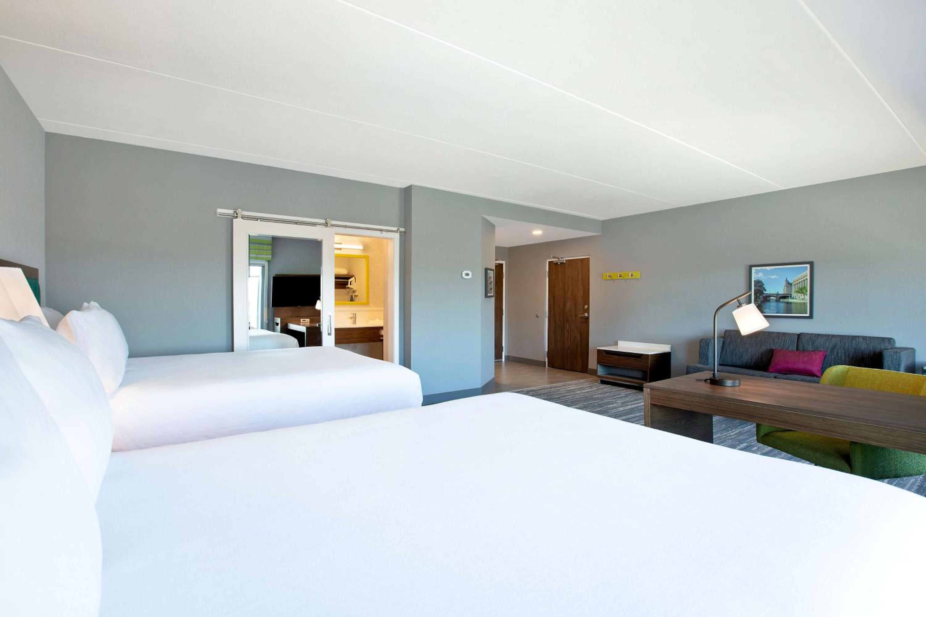 Queen Studio Suite with Two Queen Beds - Non-Smoking - Photo 1