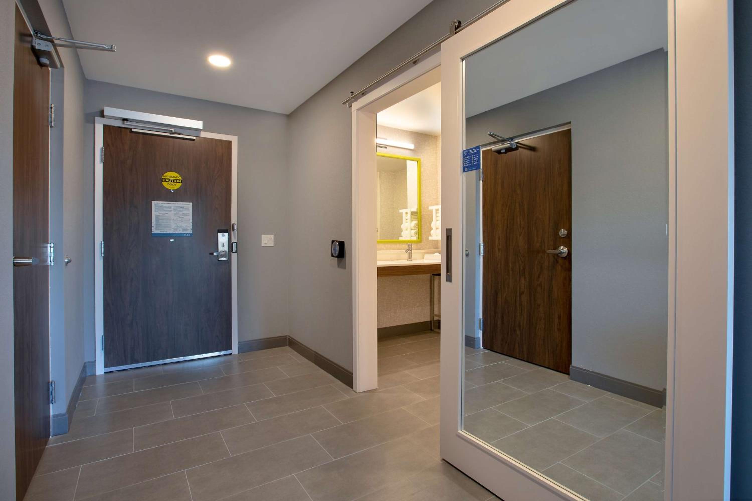 King Room with Roll-In Shower - Mobility and Hearing Access/Non-Smoking - Photo 1
