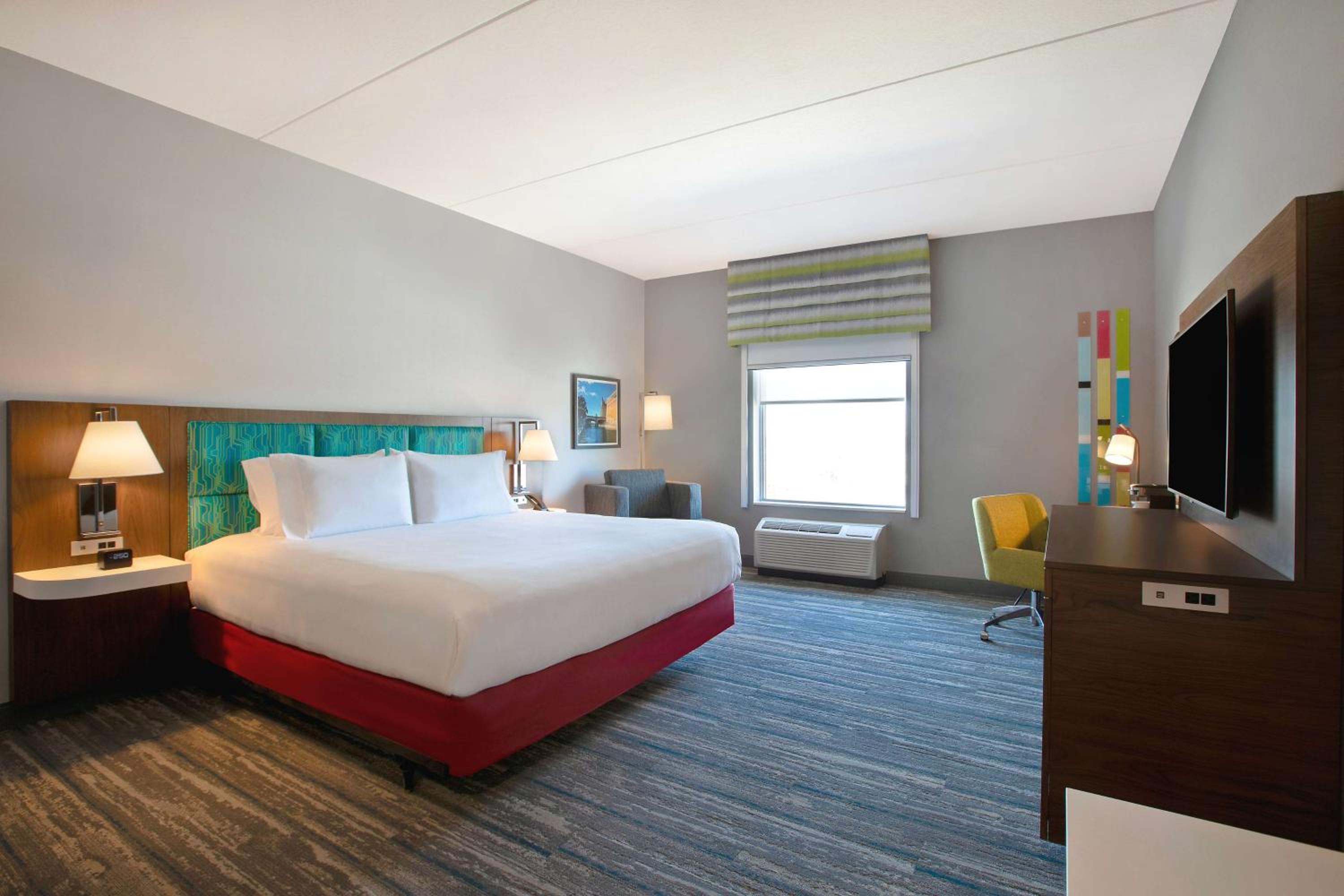 King Room with Roll-In Shower - Mobility and Hearing Access/Non-Smoking - Photo 2