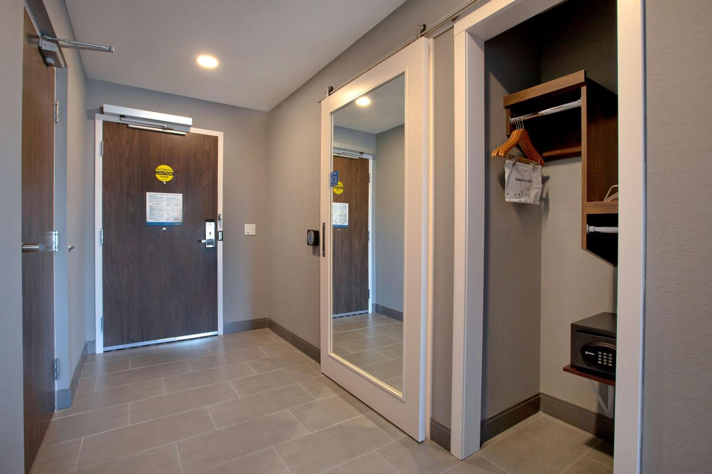 King Room with Roll-In Shower - Mobility and Hearing Access/Non-Smoking - Photo 3