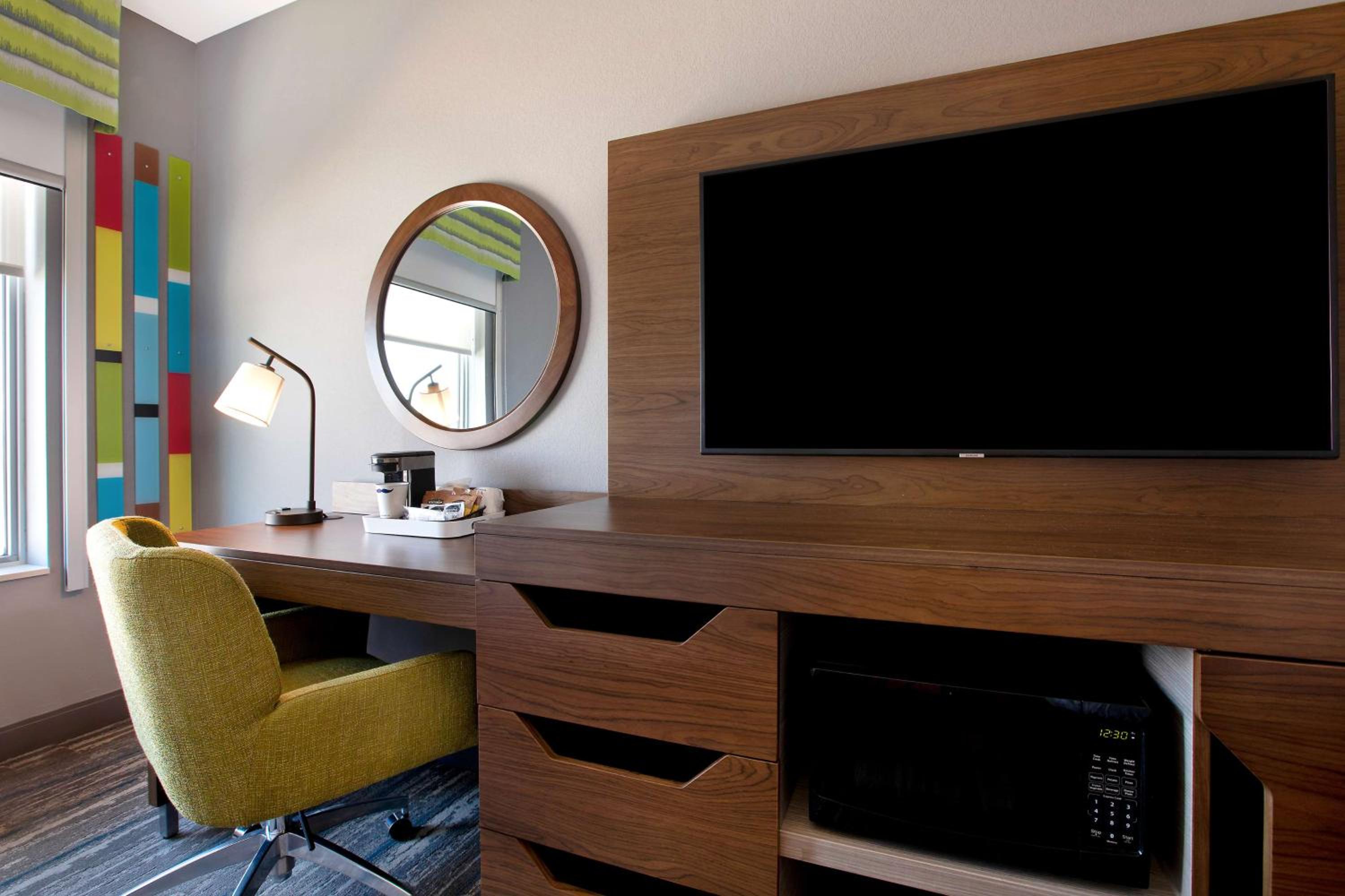 Queen Room with Two Queen Beds - Photo 2