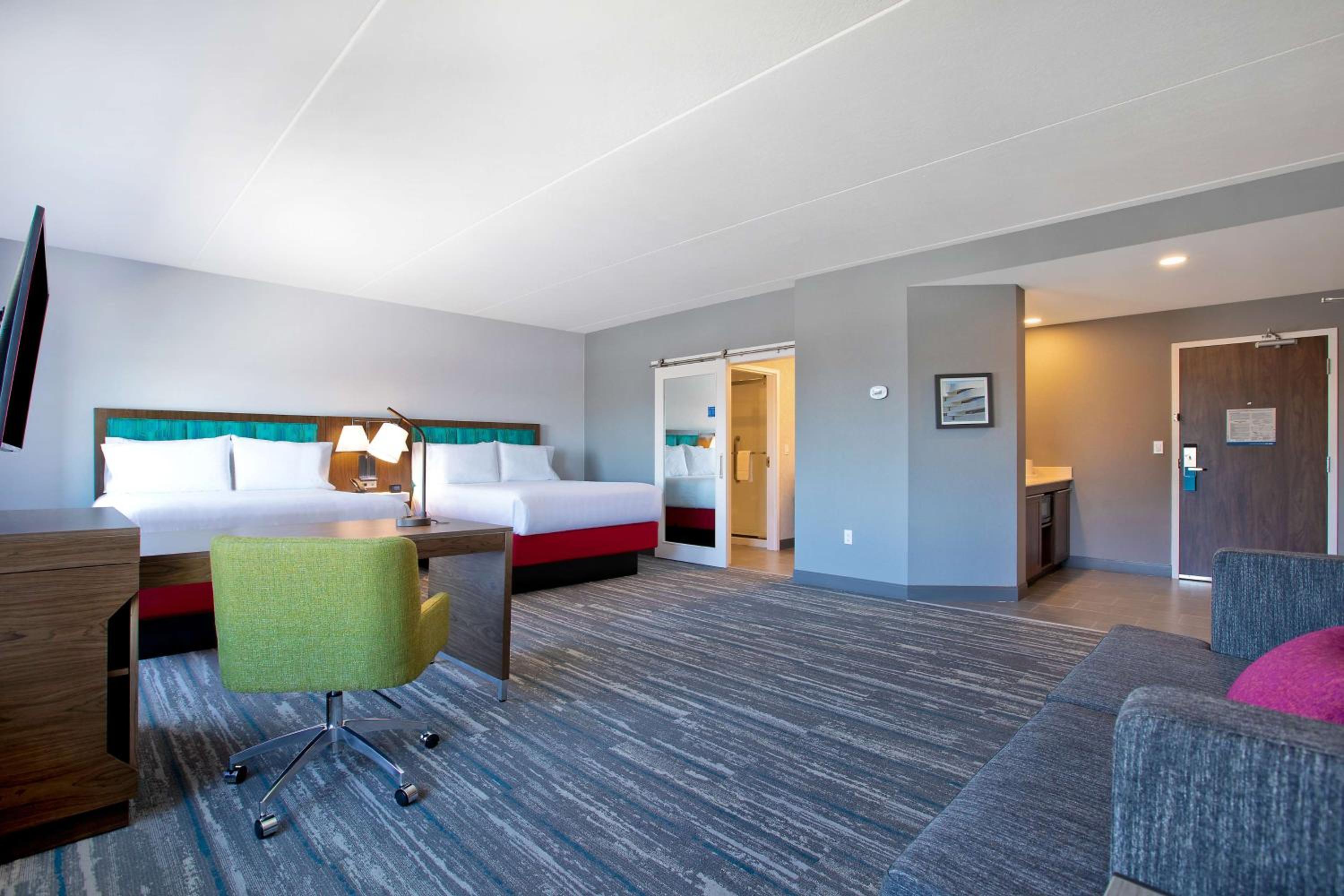 Queen Studio Suite with Two Queen Beds - Non-Smoking - Photo 3