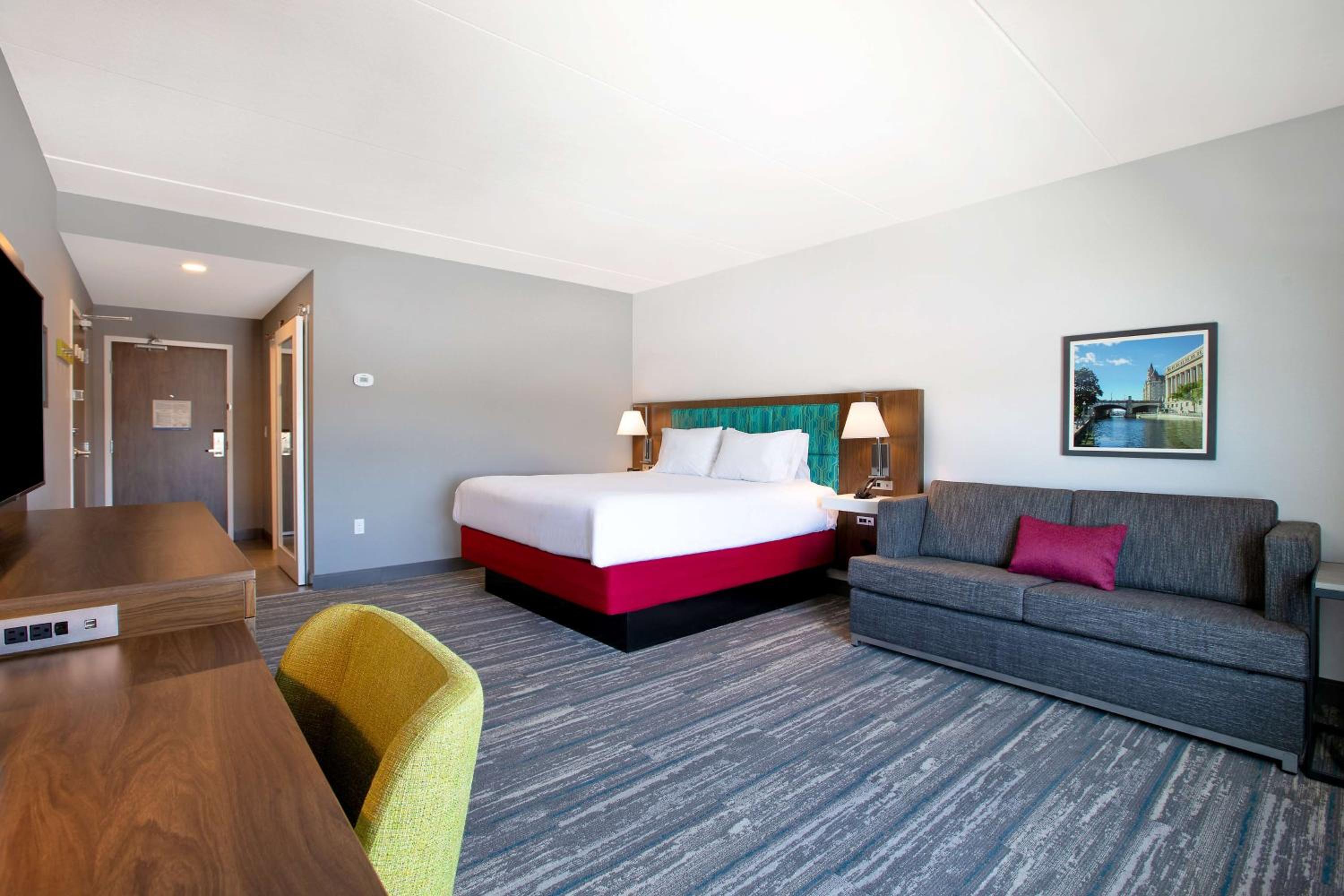 King Room with Sofa Bed - Photo 2