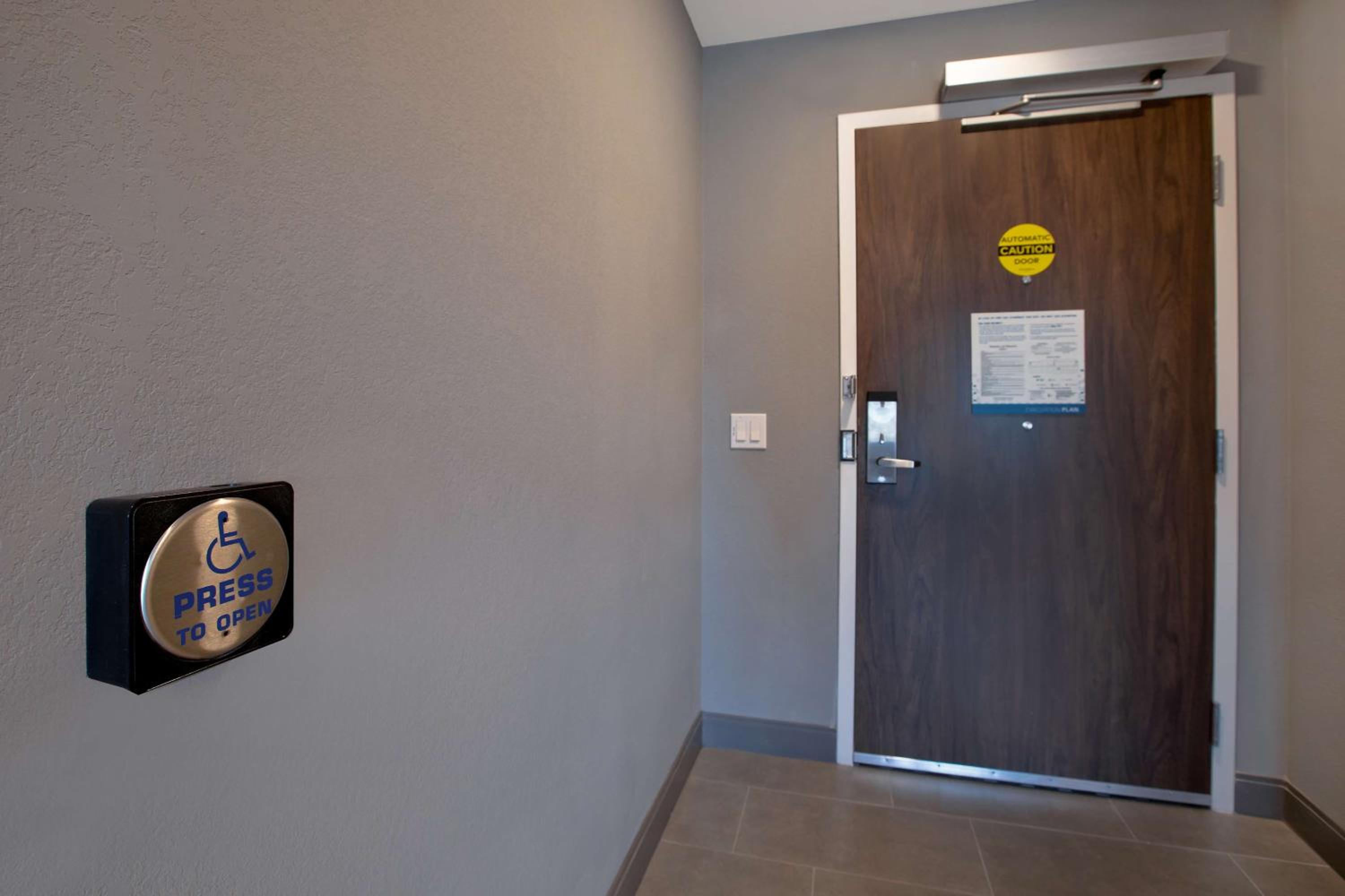 King Room with Roll-In Shower - Mobility and Hearing Access/Non-Smoking - Photo 4