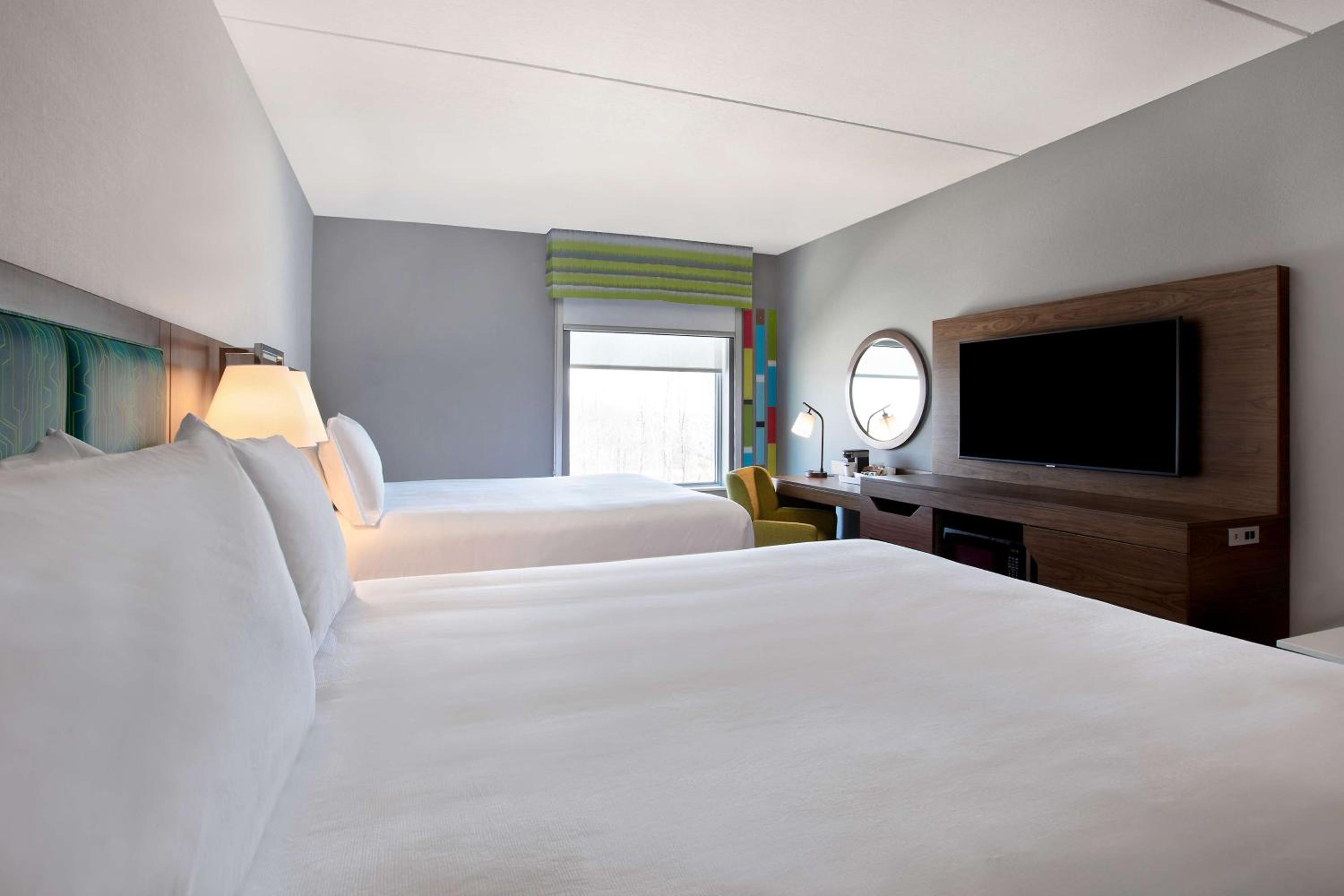 Queen Room with Two Queen Beds - Photo 4