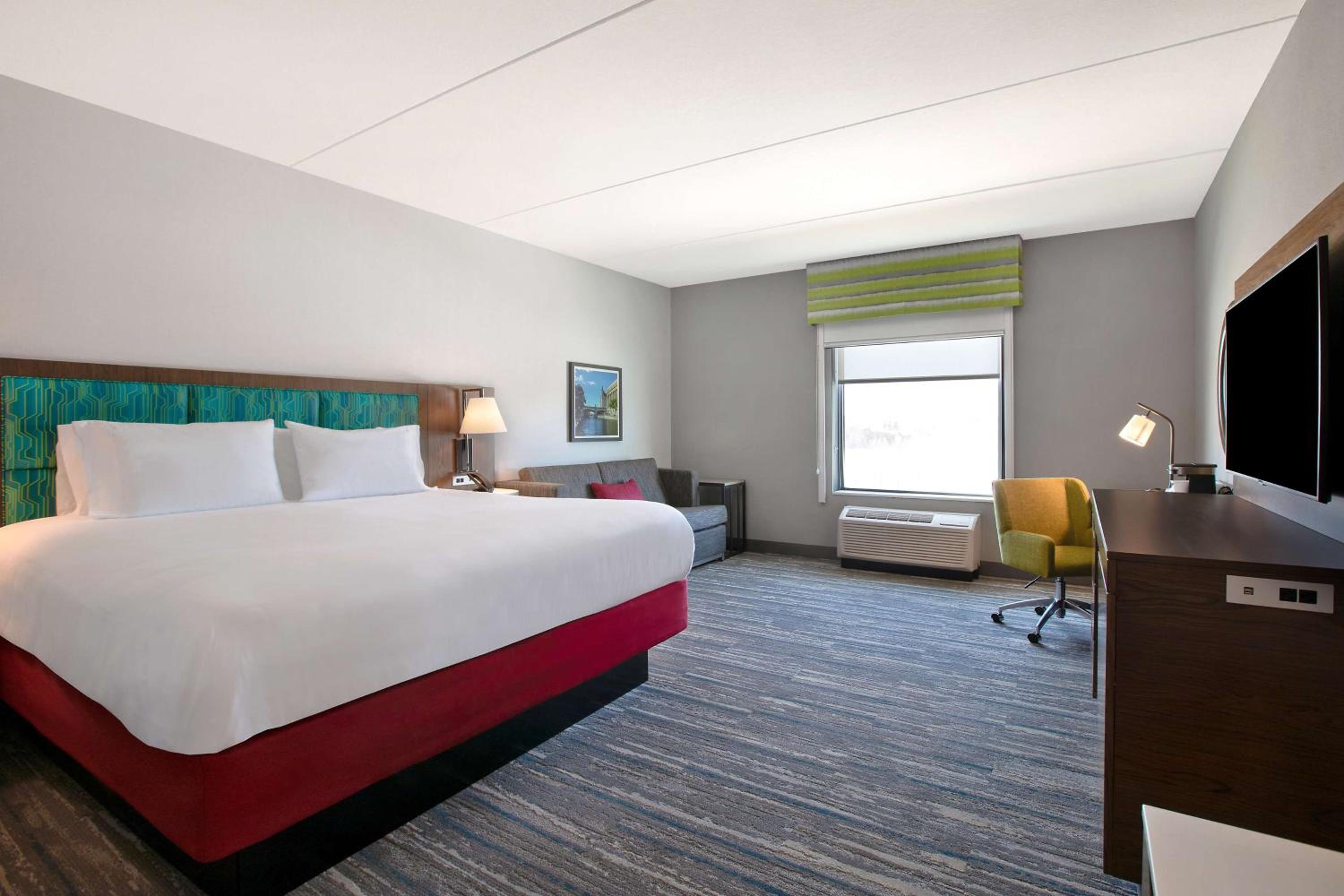 King Room with Sofa Bed - Photo 3