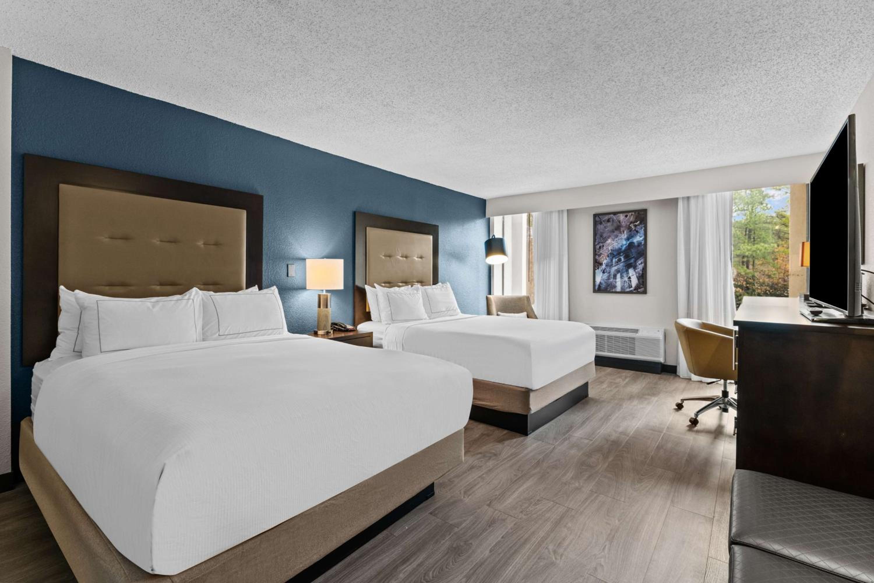 Queen Room with Two Queen Beds photo 2