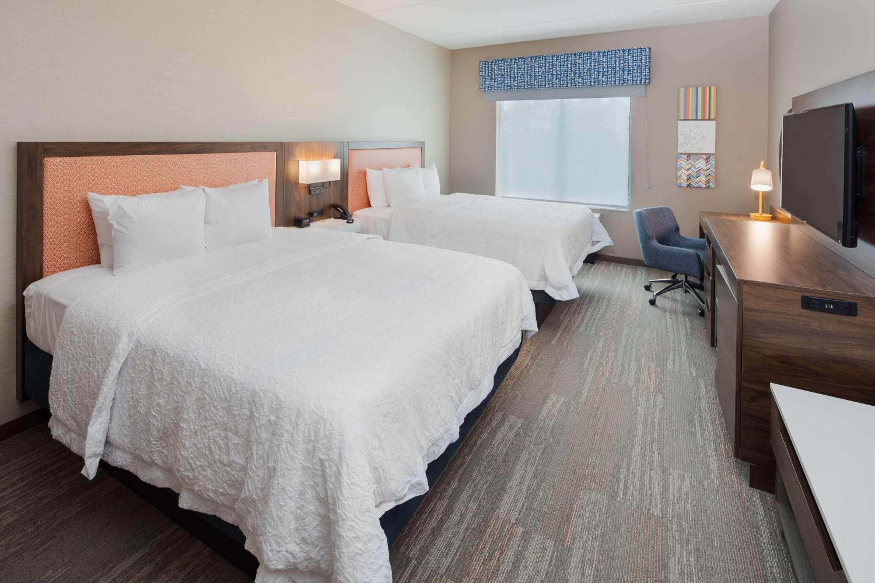 Queen Room with Two Queen Beds - Photo 5