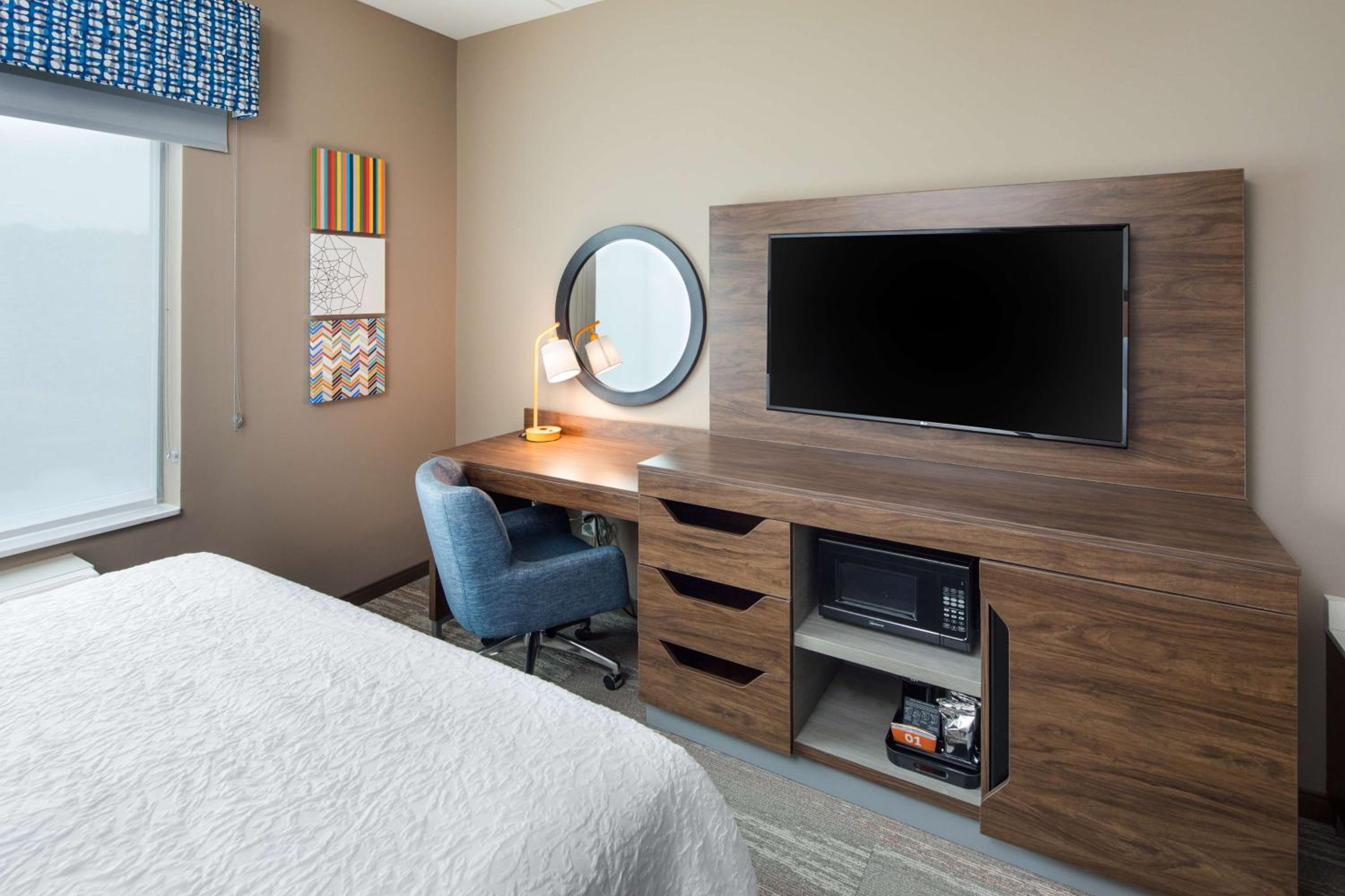 Queen Room with Two Queen Beds - Photo 4