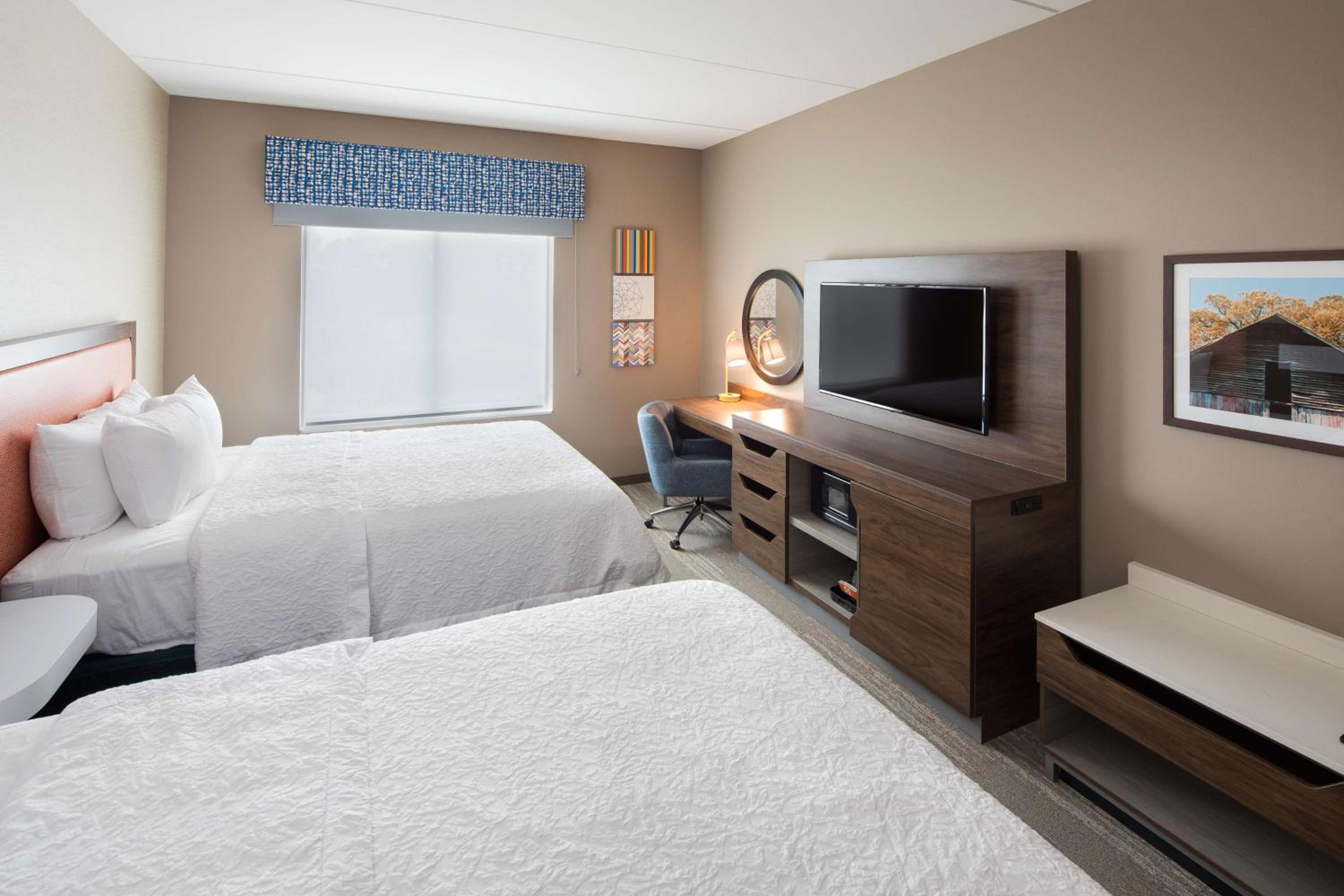 Queen Room with Two Queen Beds - Photo 2