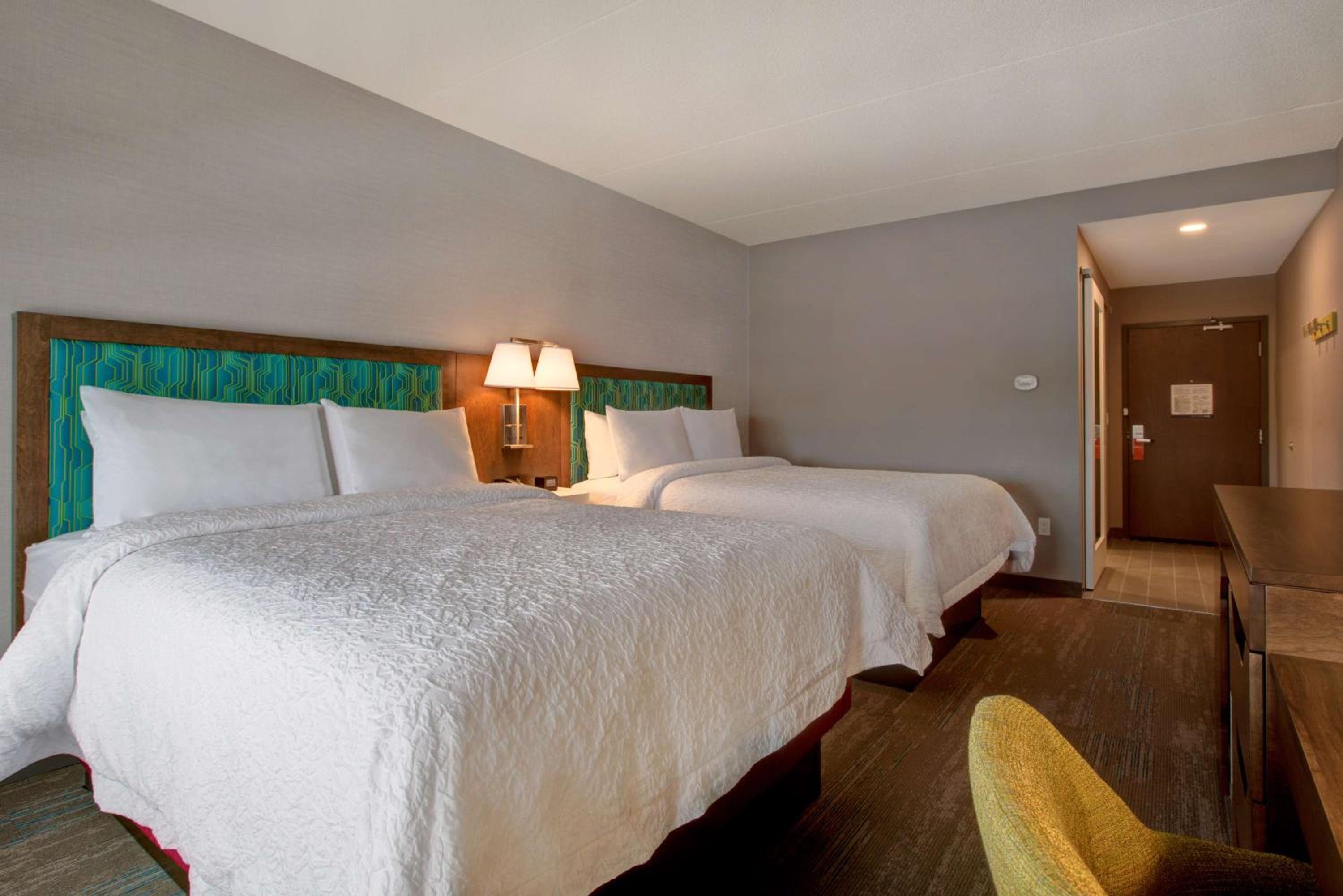 Queen Room with Two Queen Beds - Photo 2