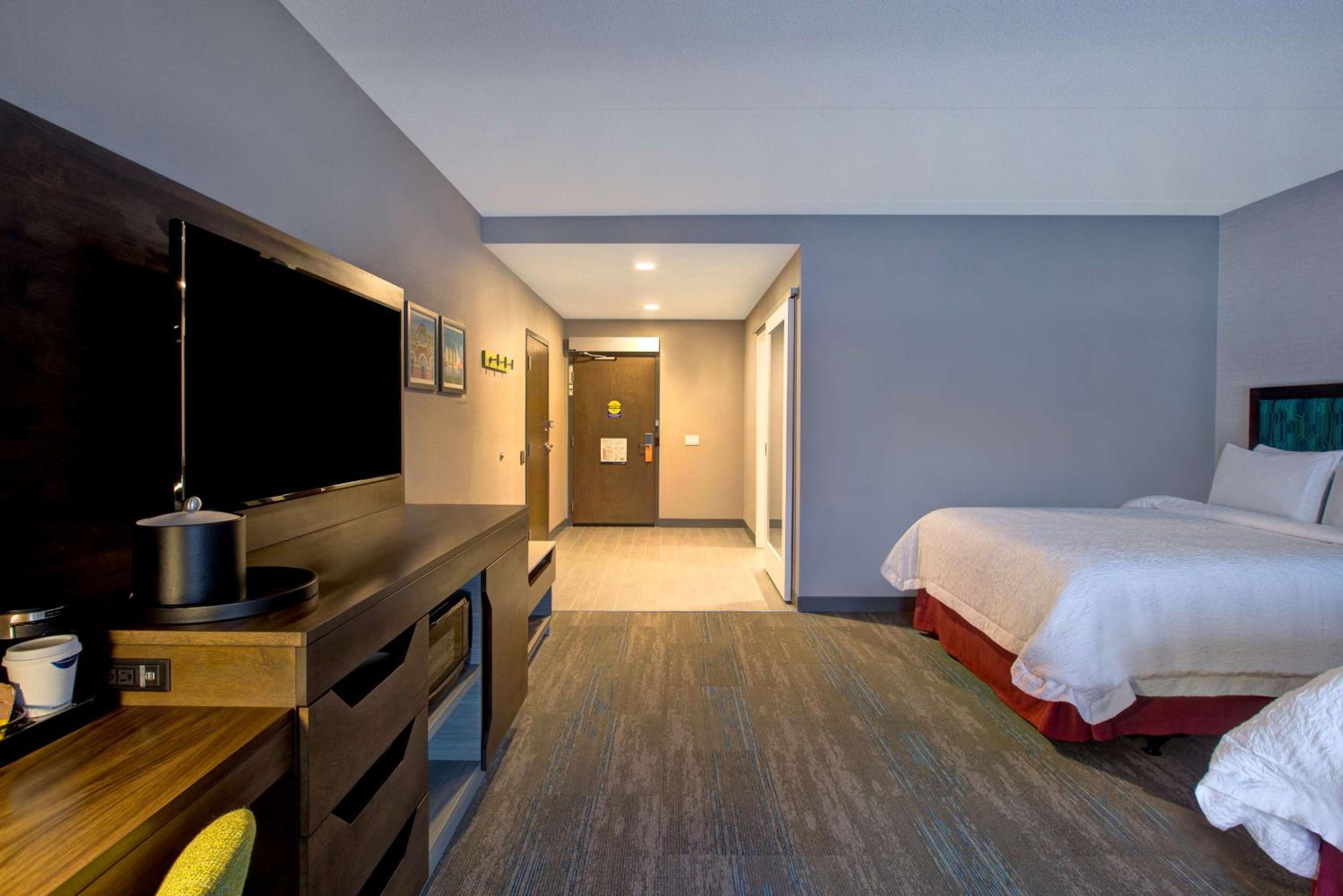 Queen Room with Two Queen Beds - Mobility Accessible - Photo 4
