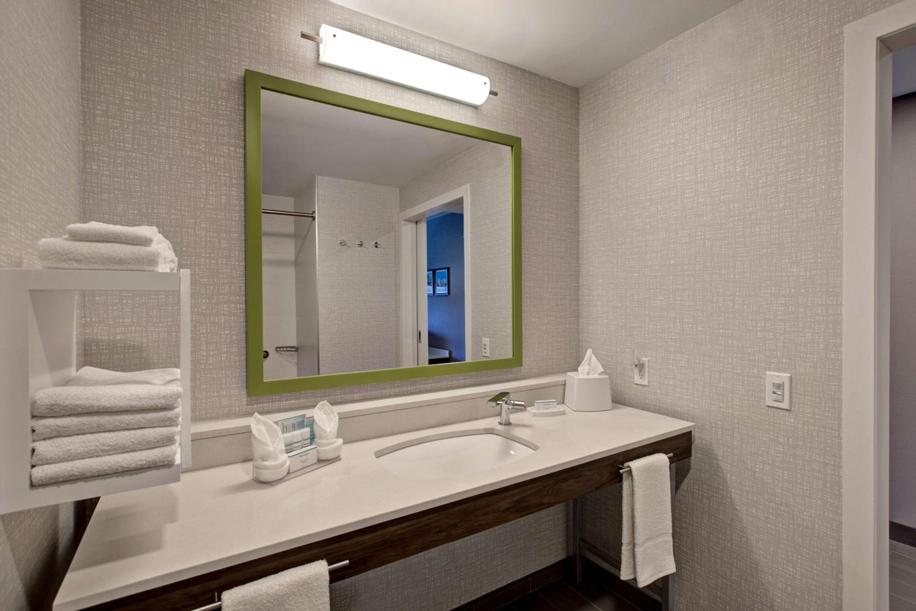 King Room with Roll-in Shower - Disability Accessible/Non-Smoking - Photo 5