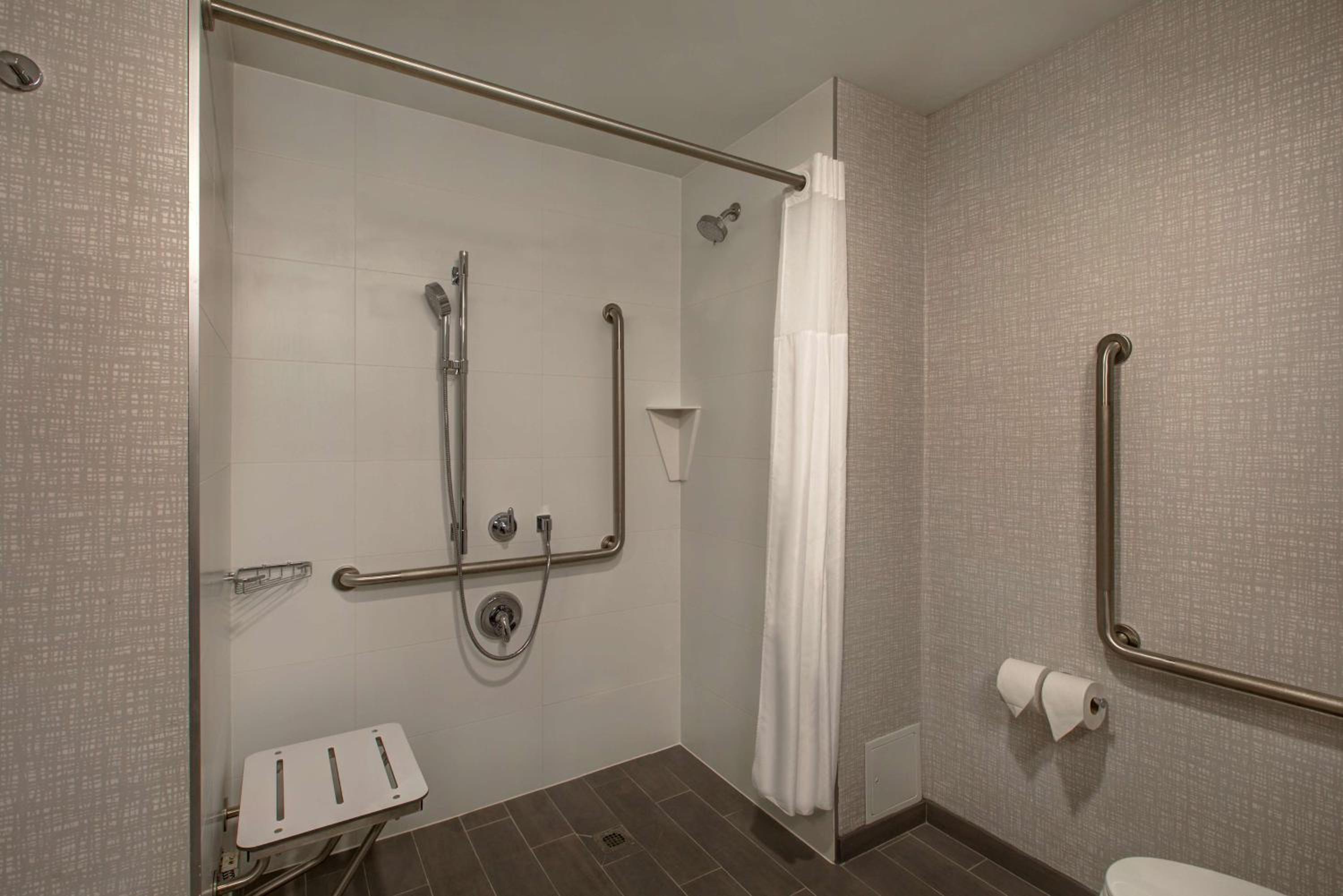 King Room with Roll-in Shower - Disability Accessible/Non-Smoking - Photo 6
