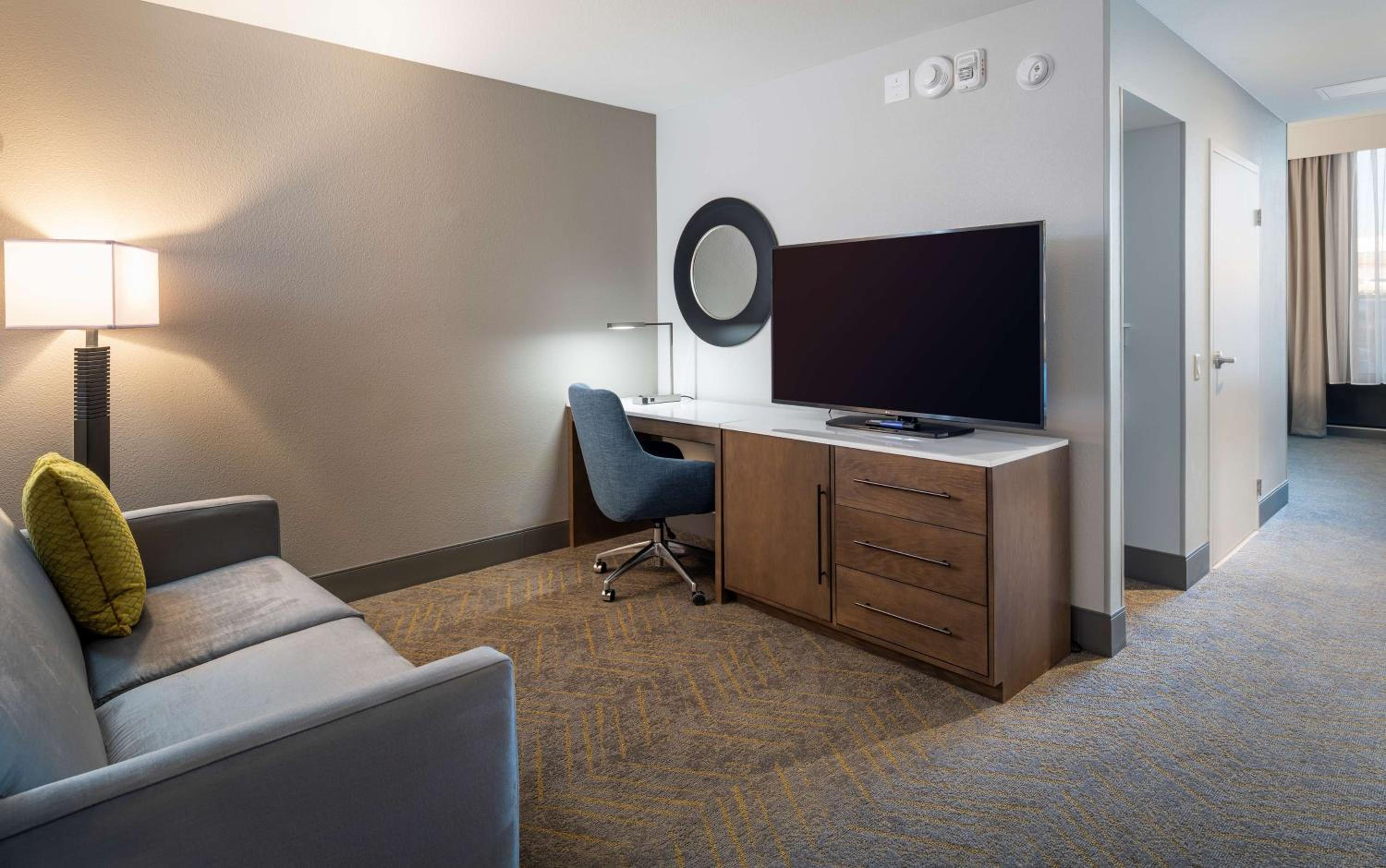 King Studio Suite with Bath Tub - Mobility Access - Photo 9