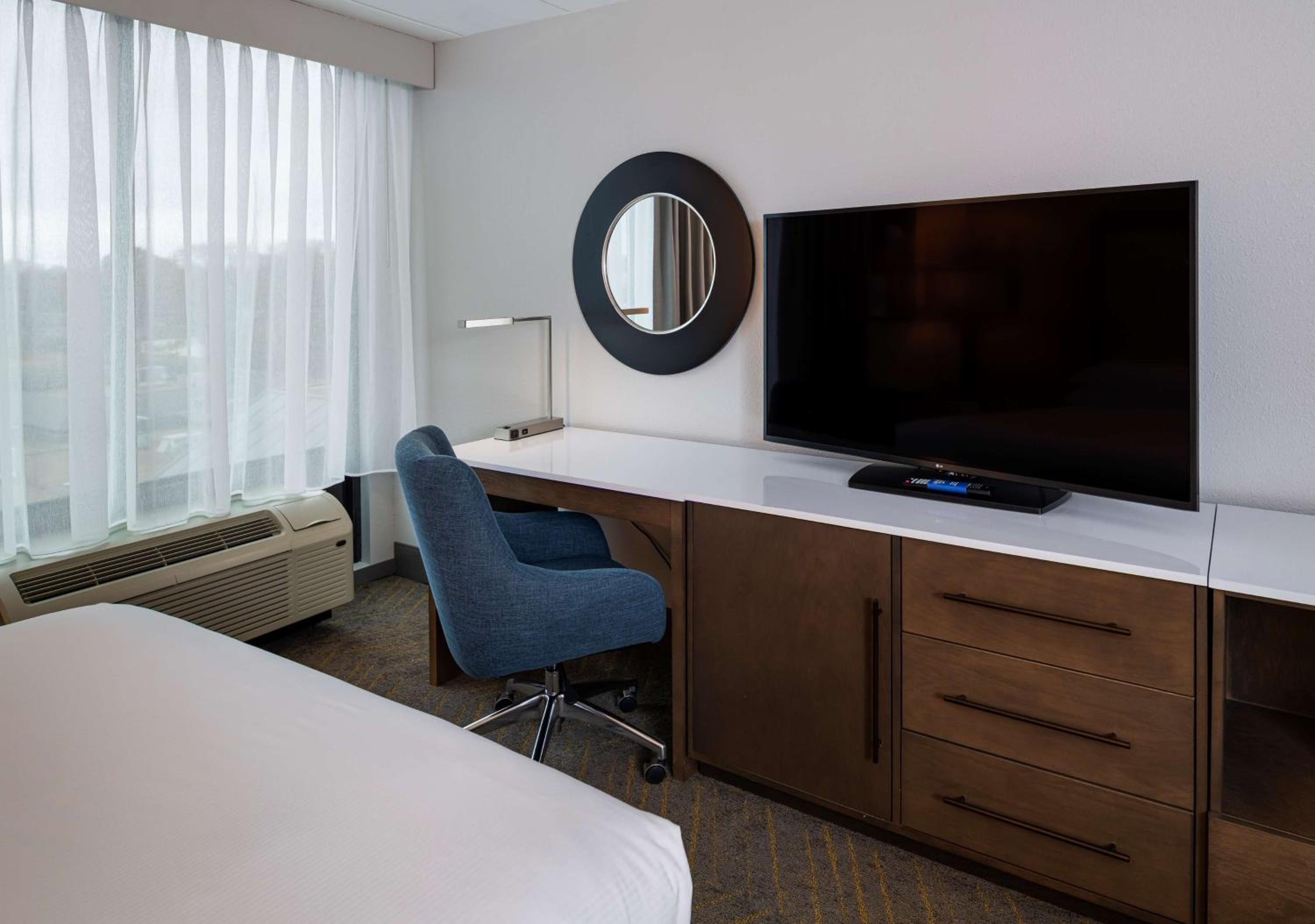 Queen Room with Two Queen Beds - Photo 2