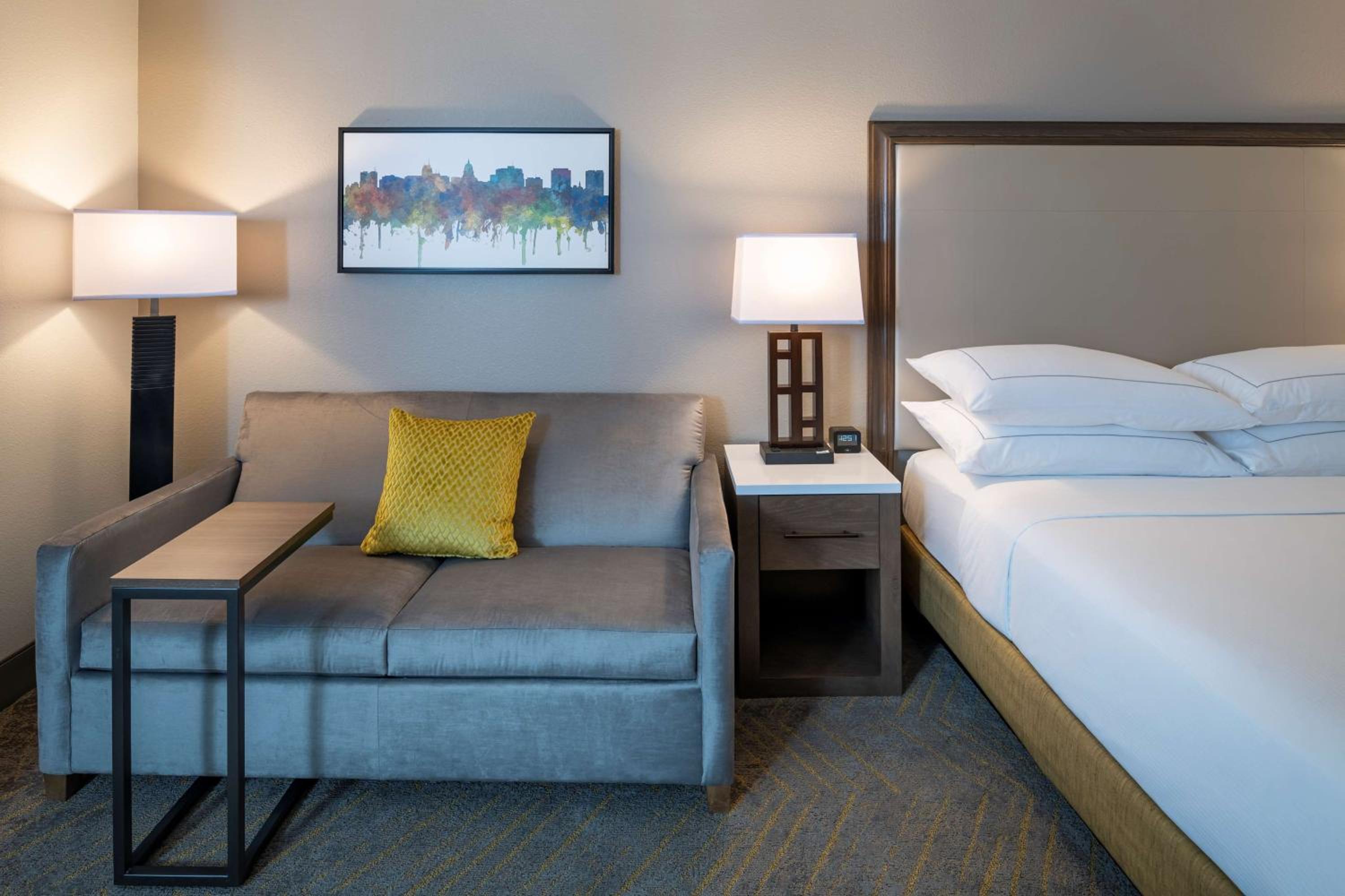 King Room with Sofa Bed - Photo 2