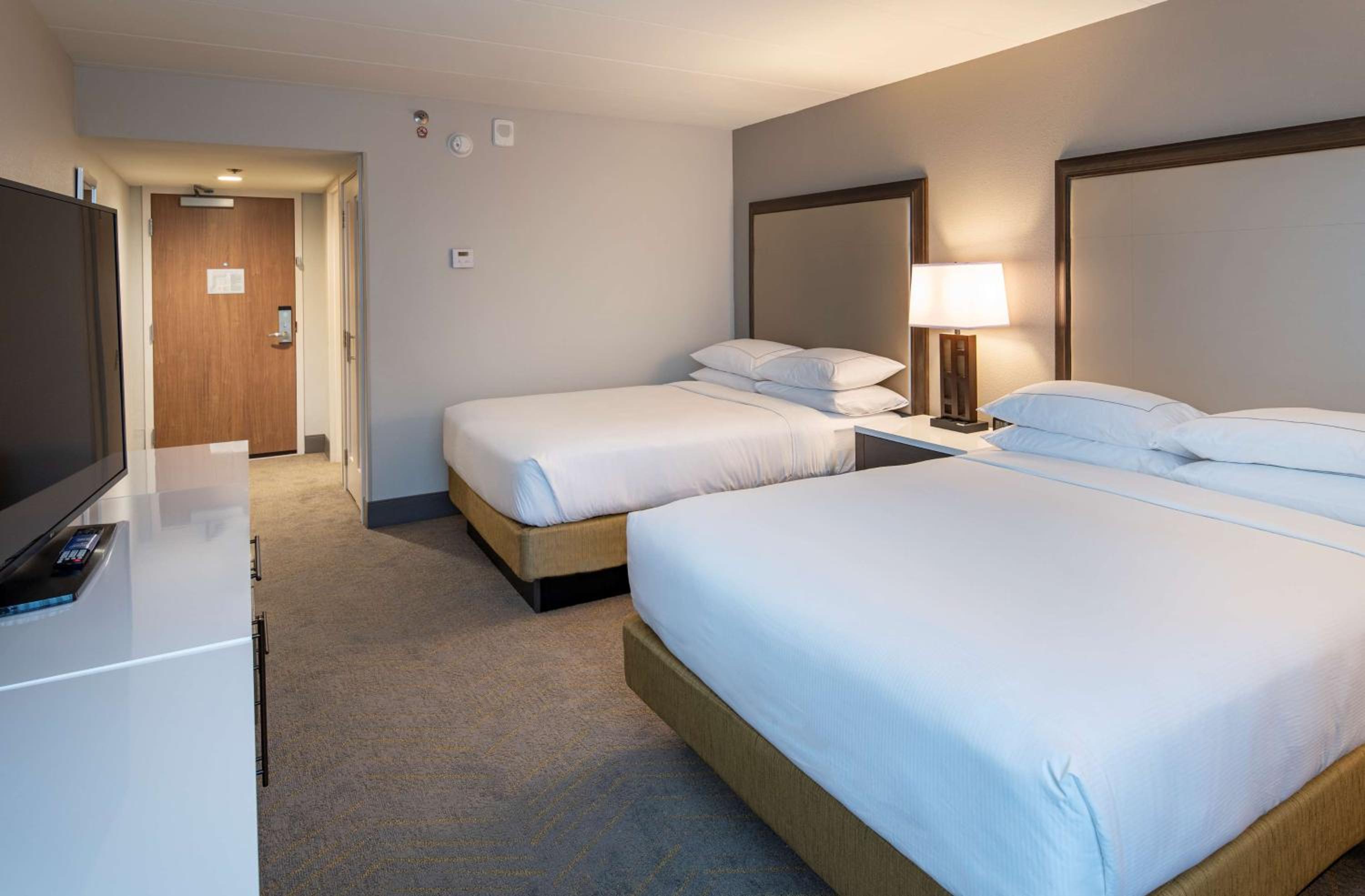 Queen Room with Two Queen Beds - Photo 3
