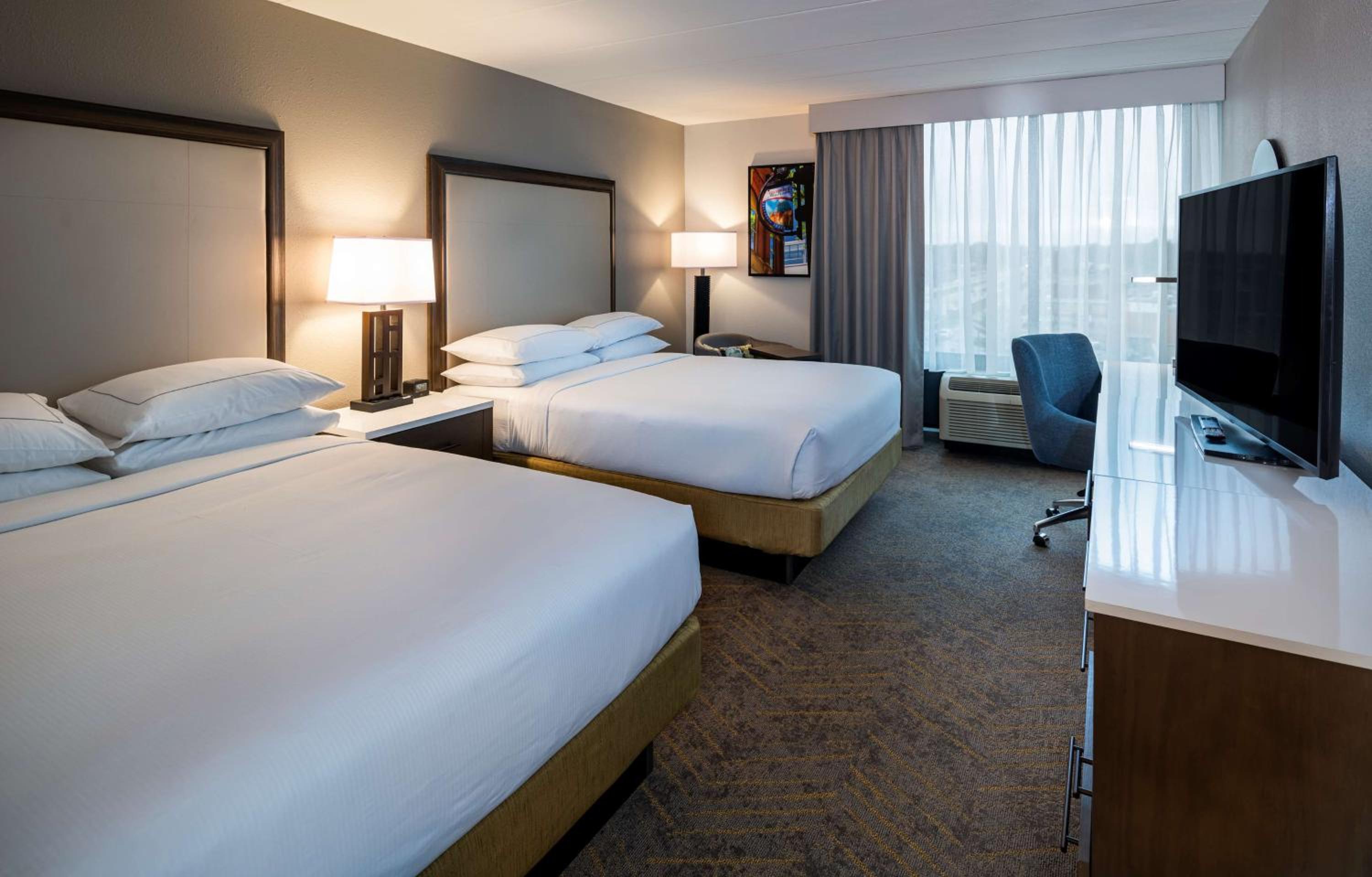 Queen Room with Two Queen Beds - Photo 4