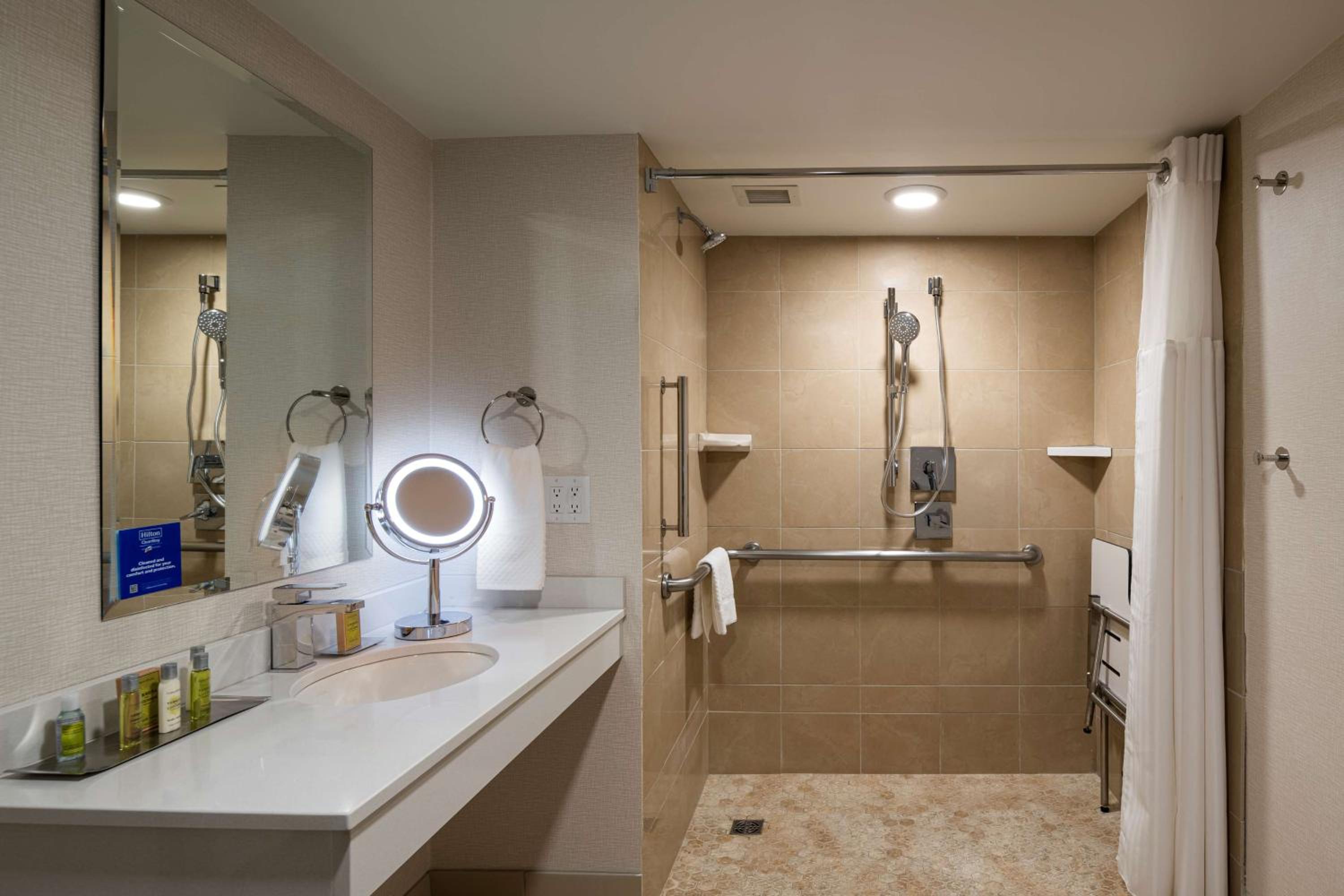 King Room with Roll-In Shower - Mobility Access - Photo 4