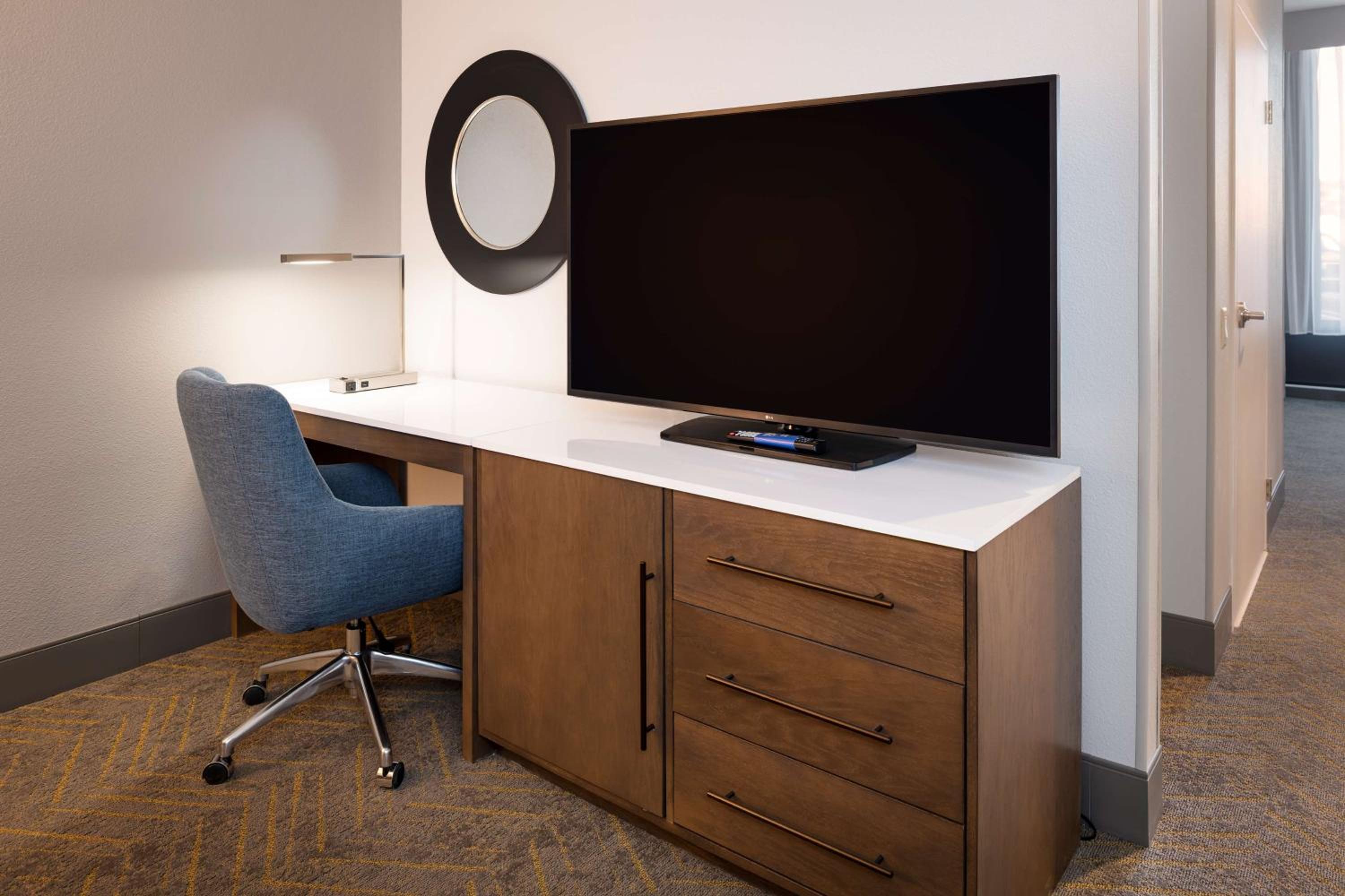 King Studio Suite with Bath Tub - Mobility Access - Photo 4