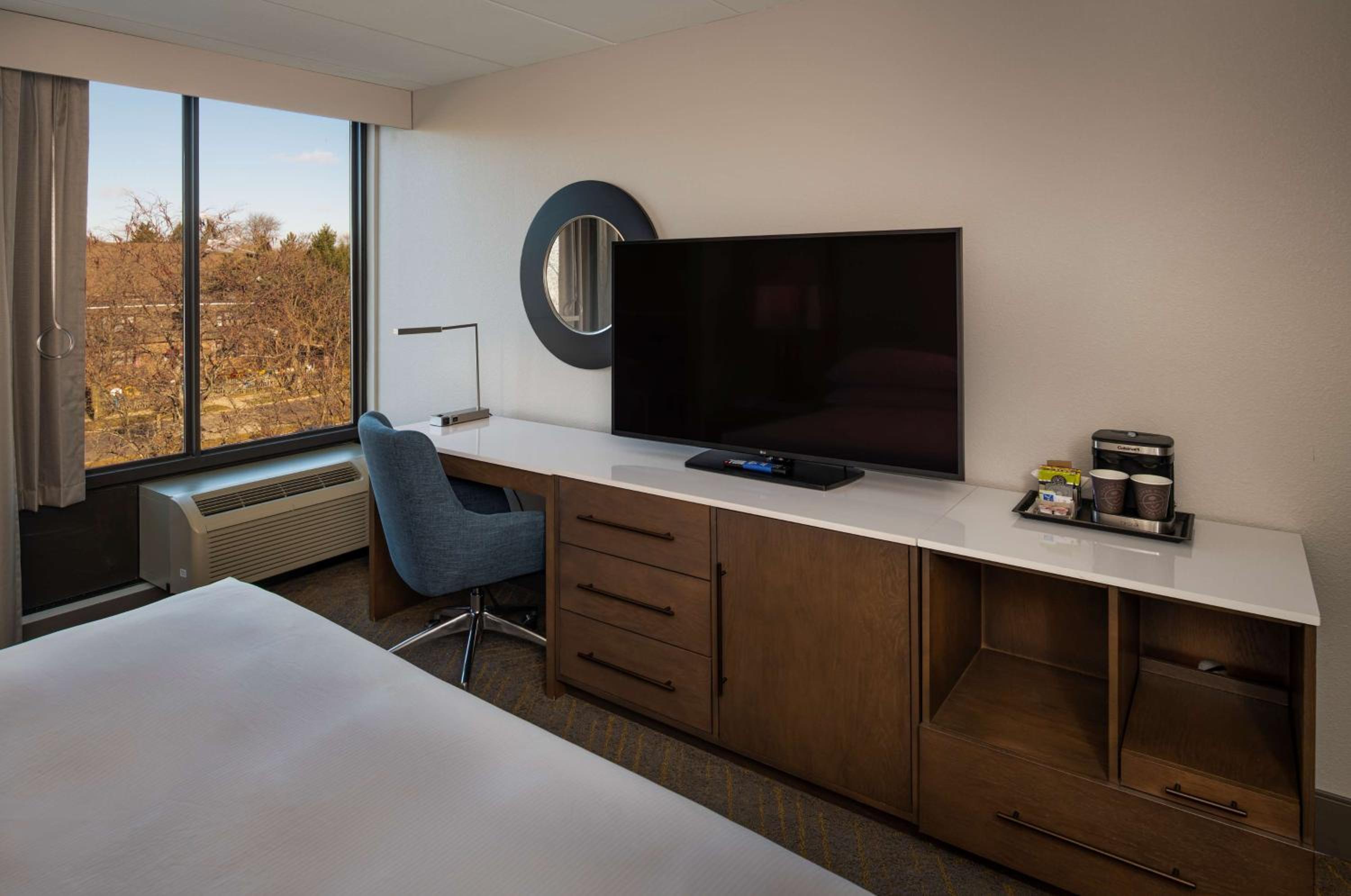 King Room with Roll-In Shower - Mobility Access - Photo 2