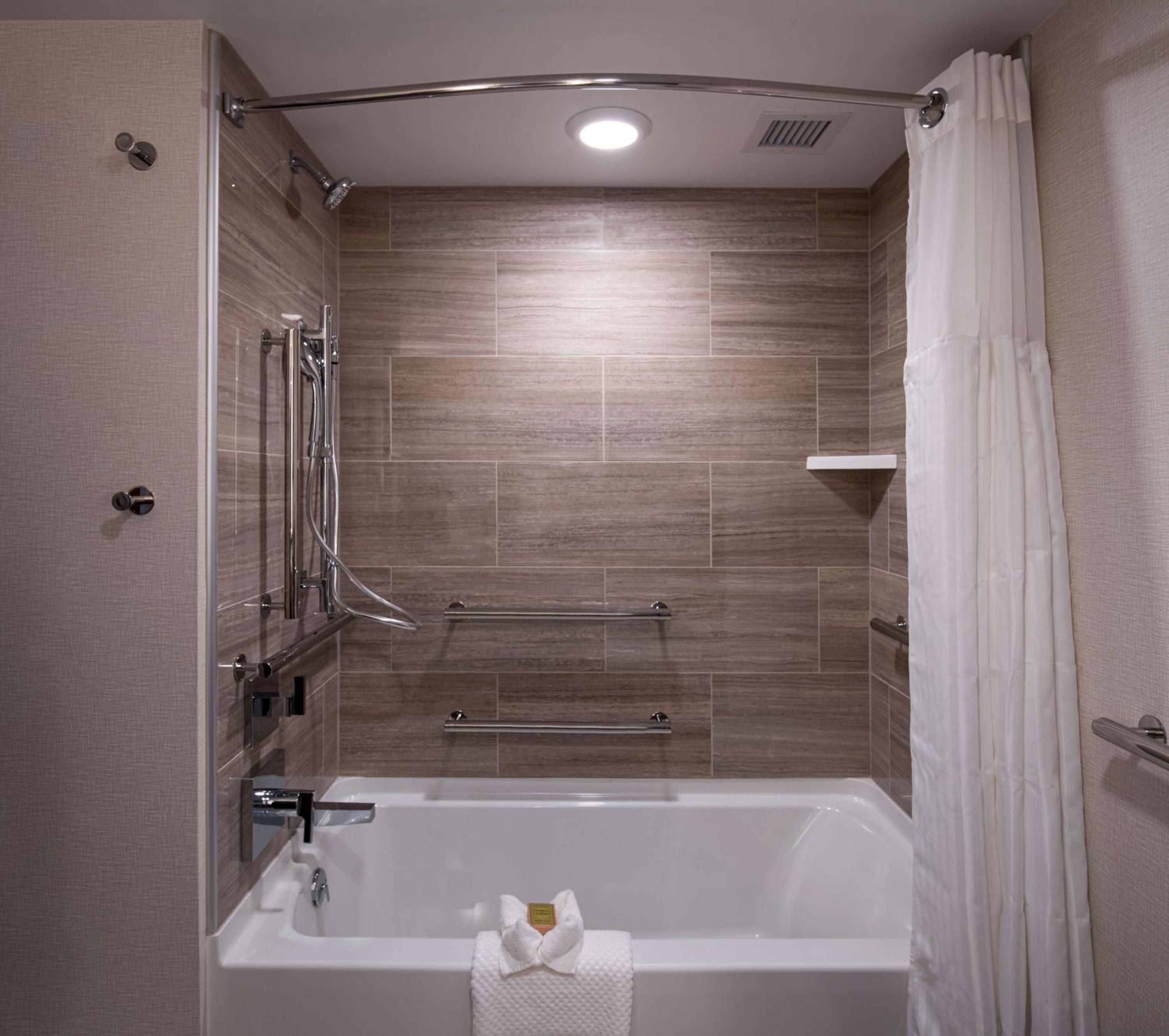 Queen Room with Two Queen Beds and Accessible Tub - Mobility Access - Photo 4