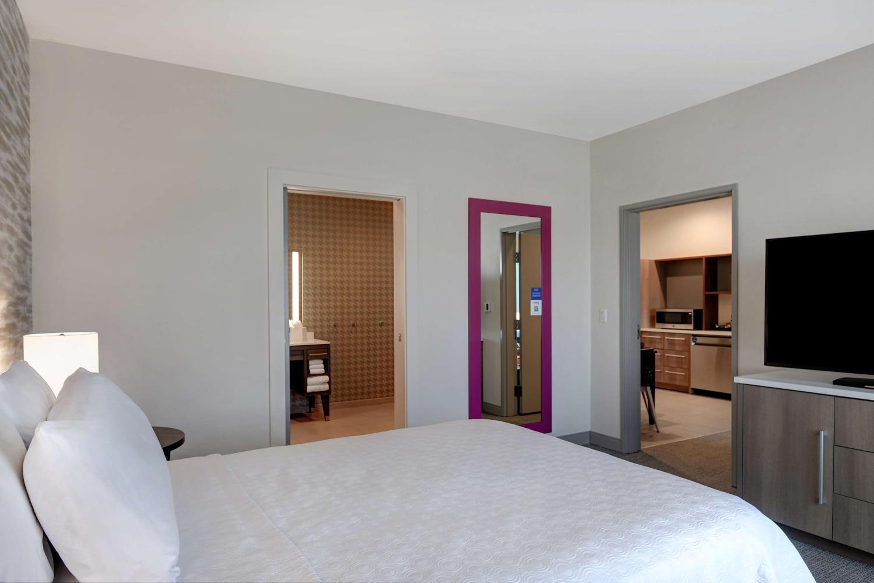 Queen Suite - Mobility and Hearing Access Tub/Non-Smoking - Photo 1