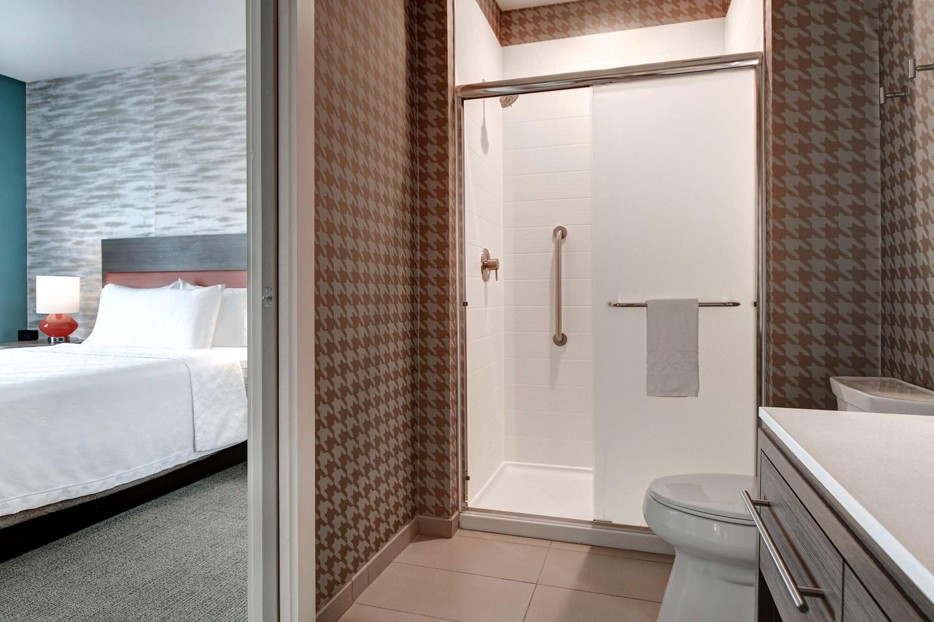 One-Bedroom Queen Suite - Non-Smoking - Photo 5